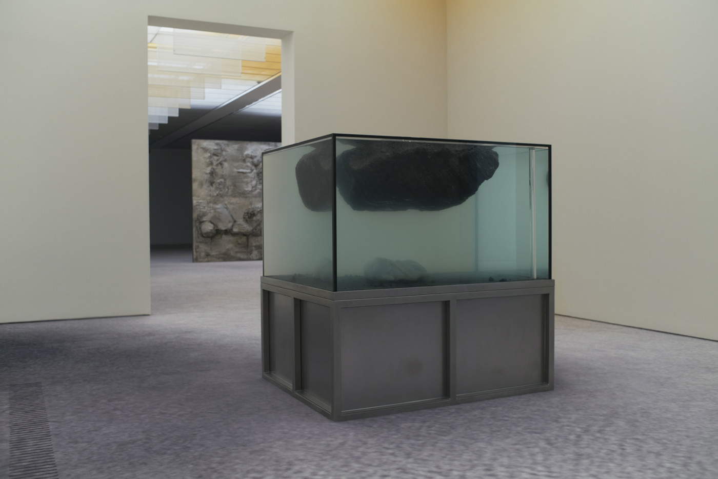 Inszenierung der Pierre Huyghe-Ausstellung in der Fondation Beyeler, Riehen/Basel, 2026. Foto: Ola Rindal