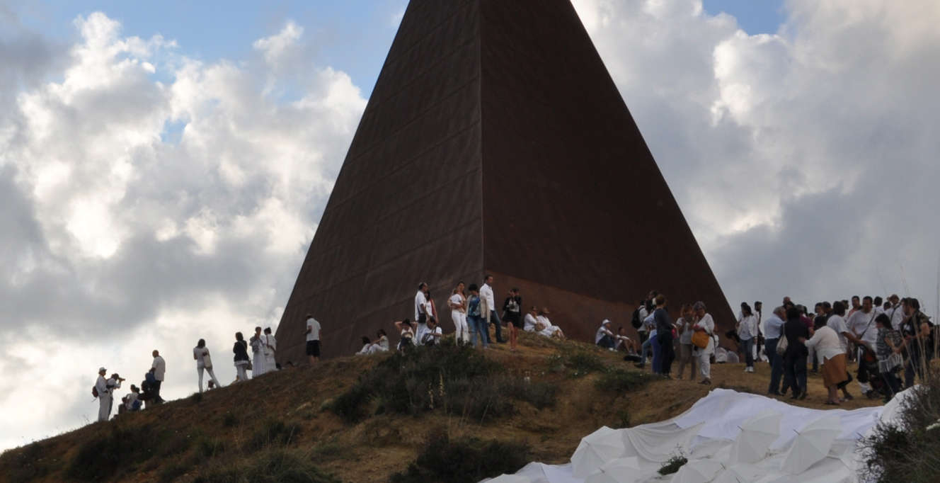 Sizilien: Das „Ritual des Lichts“ kehrt zur Pyramide von Fiumara d’Arte anlässlich der Sommersonnenwende zurück