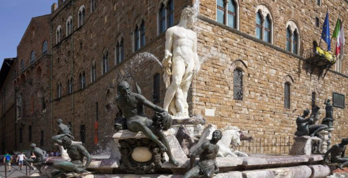 Florencia, escala la Fuente de Neptuno en señal de desafío: 5.000 euros de daños