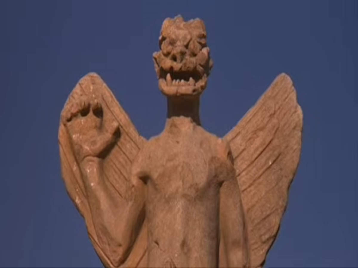 Standbild aus dem Film „Der Exorzist“ – Pater Merrin und die Statue von Pazuzu