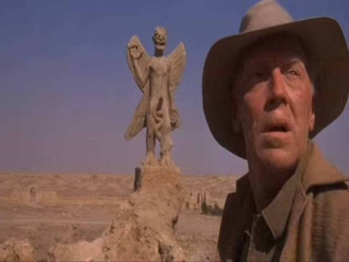 Standbild aus dem Film „Der Exorzist“ – Pater Merrin und die Statue von Pazuzu