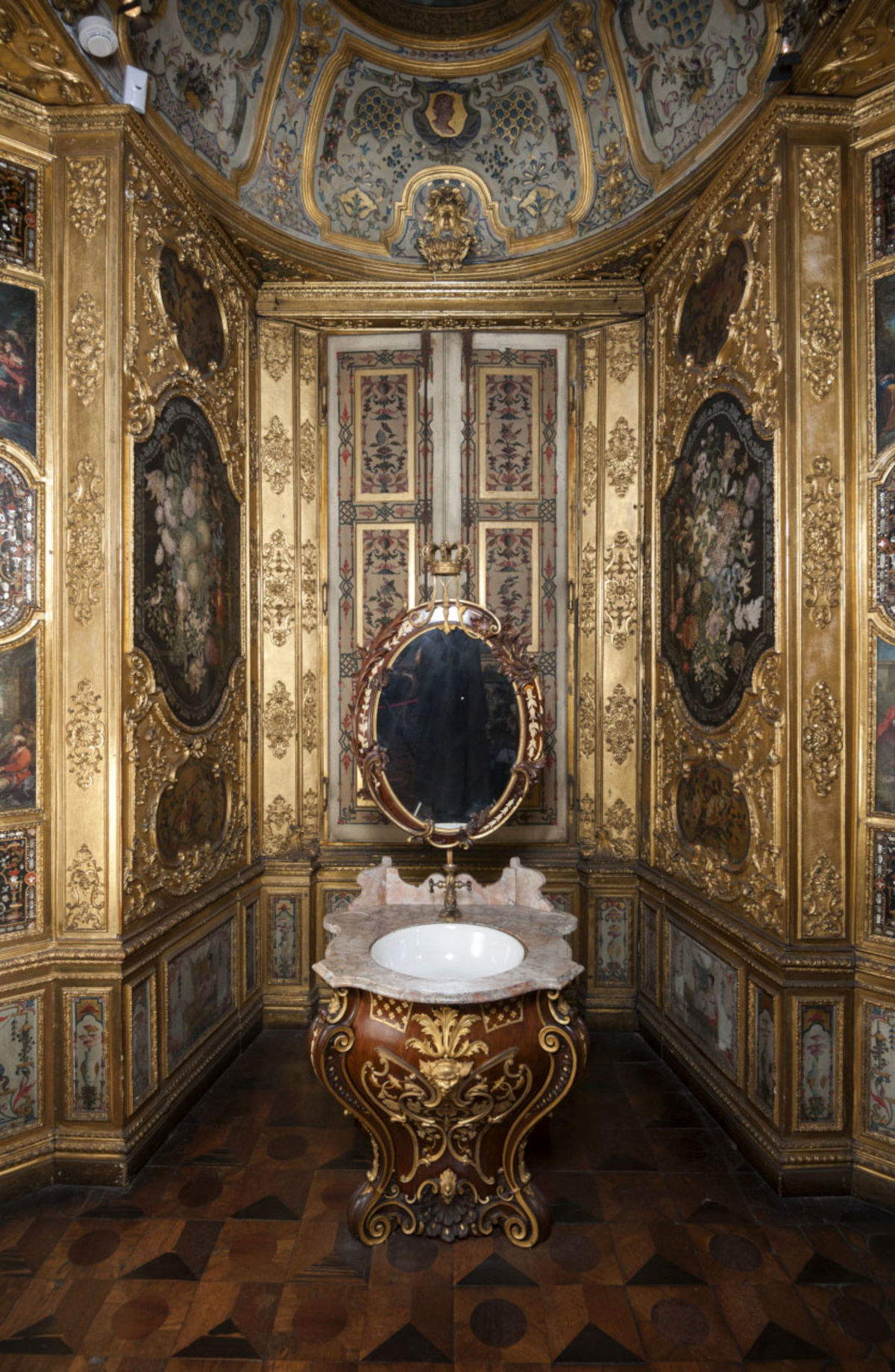 Francesco Morini, Lavabo (1891; Skulpturen, geschnitztes und eingelegtes Holz, vergoldete Bronze, Elfenbein, Keramik, Marmor, Spiegel; Turin, Königliche Museen Turin, Königspalast, Inv. 3464)