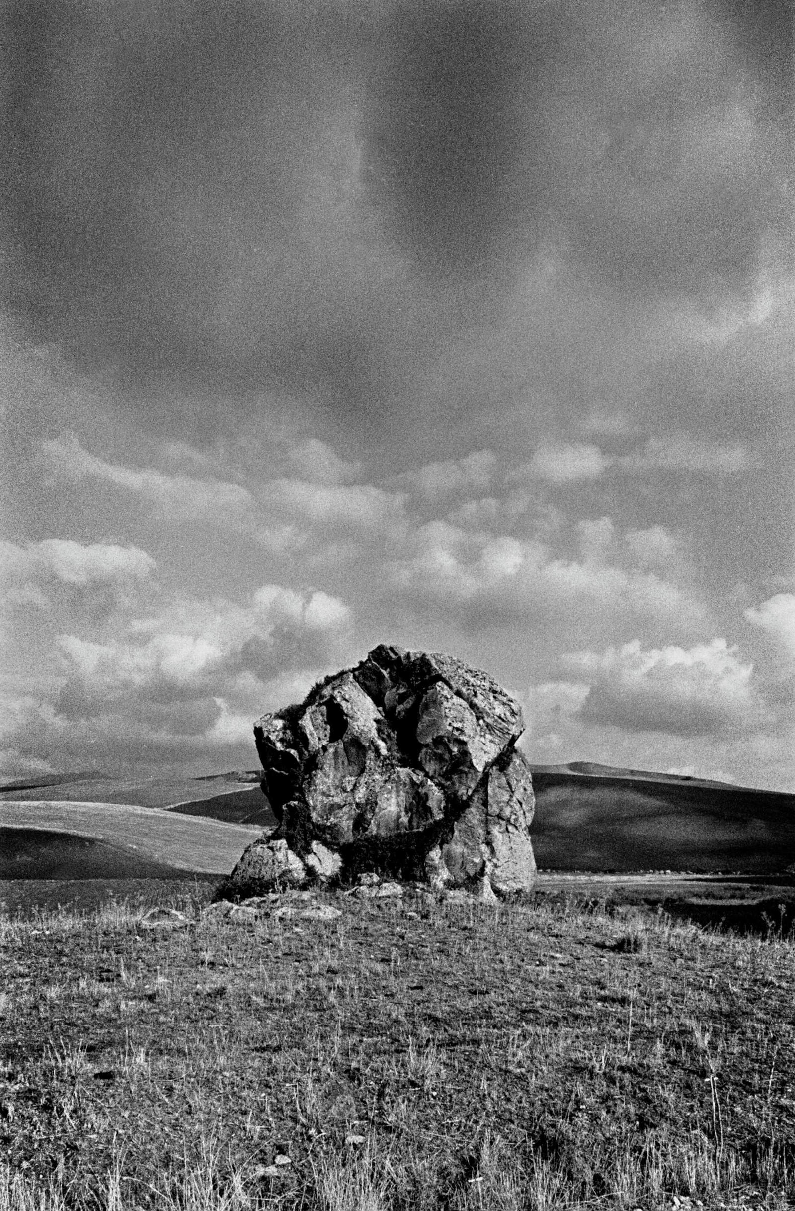 Frank Horvat, Riesiger Stein – Alcamo, Italien, 1981 &copy; Studio Frank Horvat