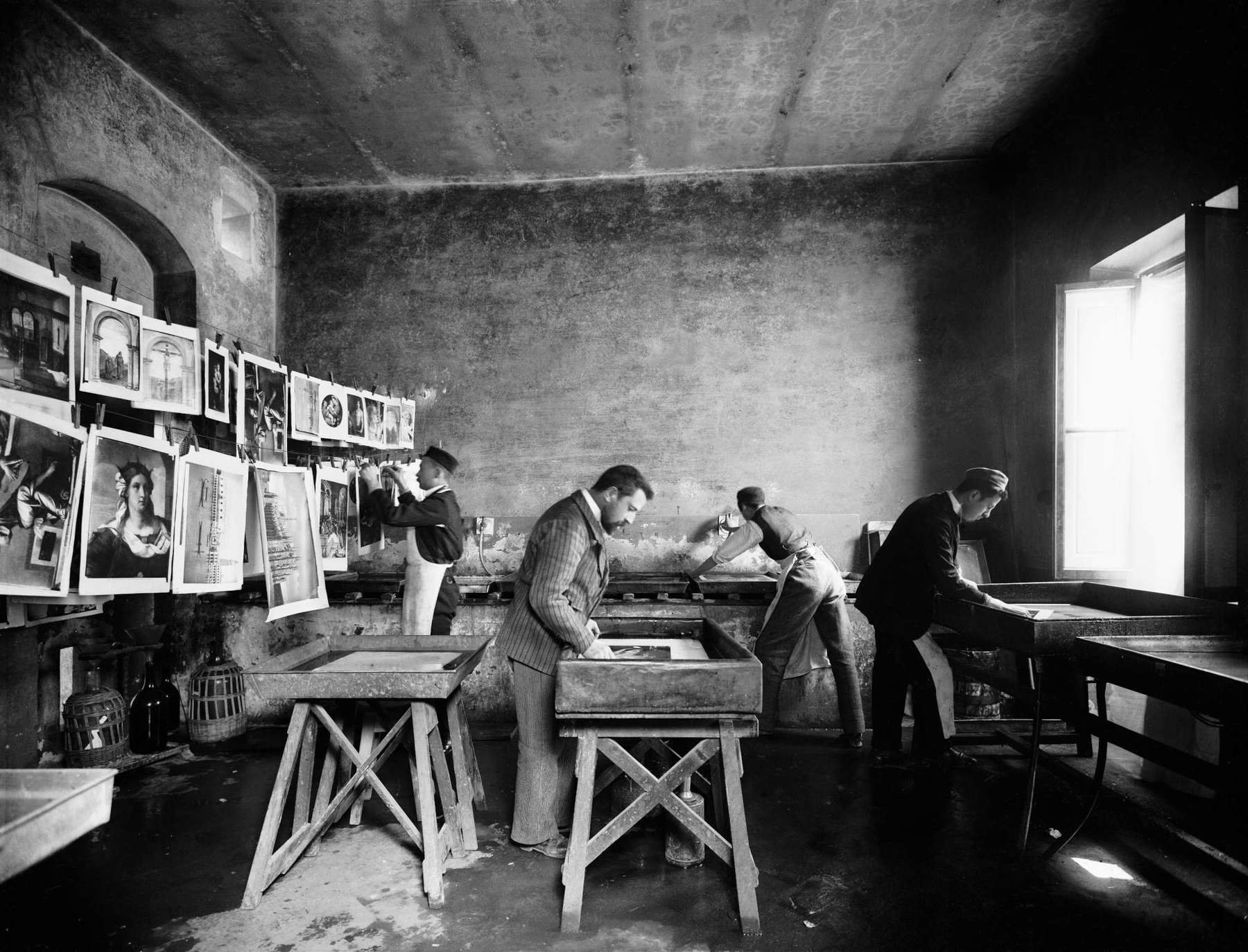 Fratelli Alinari, Laboratory for the viraggio of prints at the Stabilimento fotografico Fratelli Alinari in Via Nazionale, Florence, 1899, Alinari Archives, Florence.
