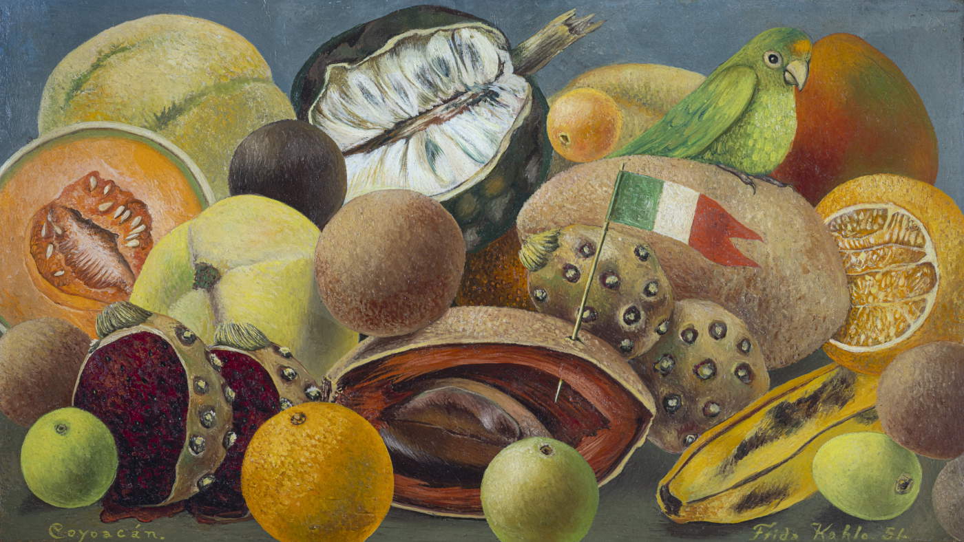 Frida Kahlo, Stillleben mit Papagei und Fahne (1951; Öl auf Masonit, 28 x 40 cm; Mexiko-Stadt, Privatsammlung). Mit freundlicher Genehmigung von AC Associates) &copy; Banco de M&eacute;xico