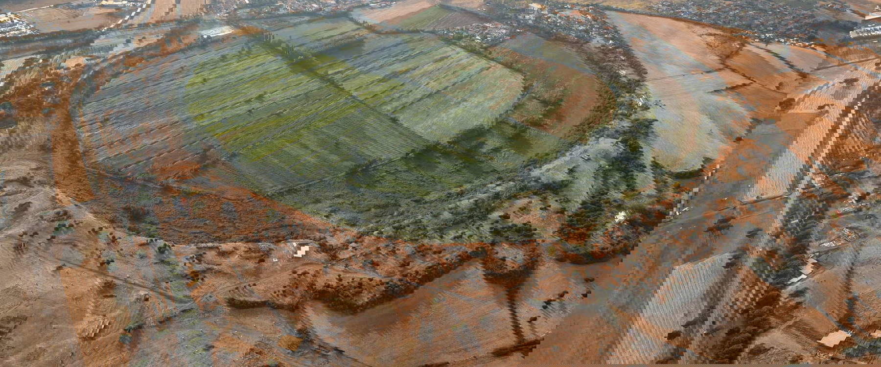 Foto aerea del lago di Castiglione e dell'antica citt&agrave; di Gabii. Foto: F. Pizzardi