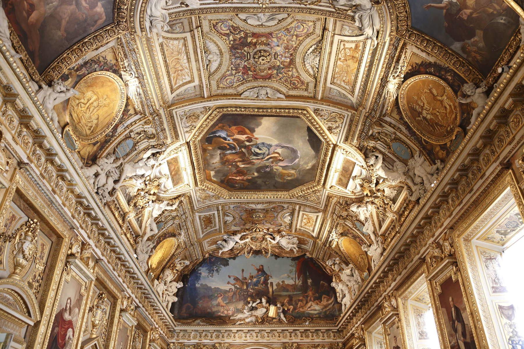 Louvre, Galería de Apolo. Foto: Antoine Mongodin