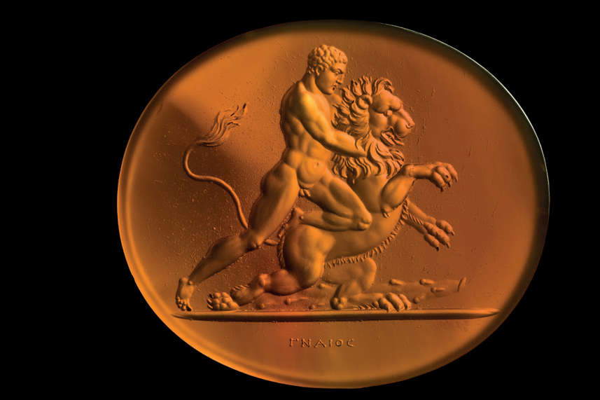 Heracles Slays the Nemean Lion (Rome, 1803/1804–1826; carved carnelian, 28.1 &times; 32.8 mm). Inscription: “&Gamma;&Nu;&Alpha;&Iota;&Omicron;C” (GNAIOS)