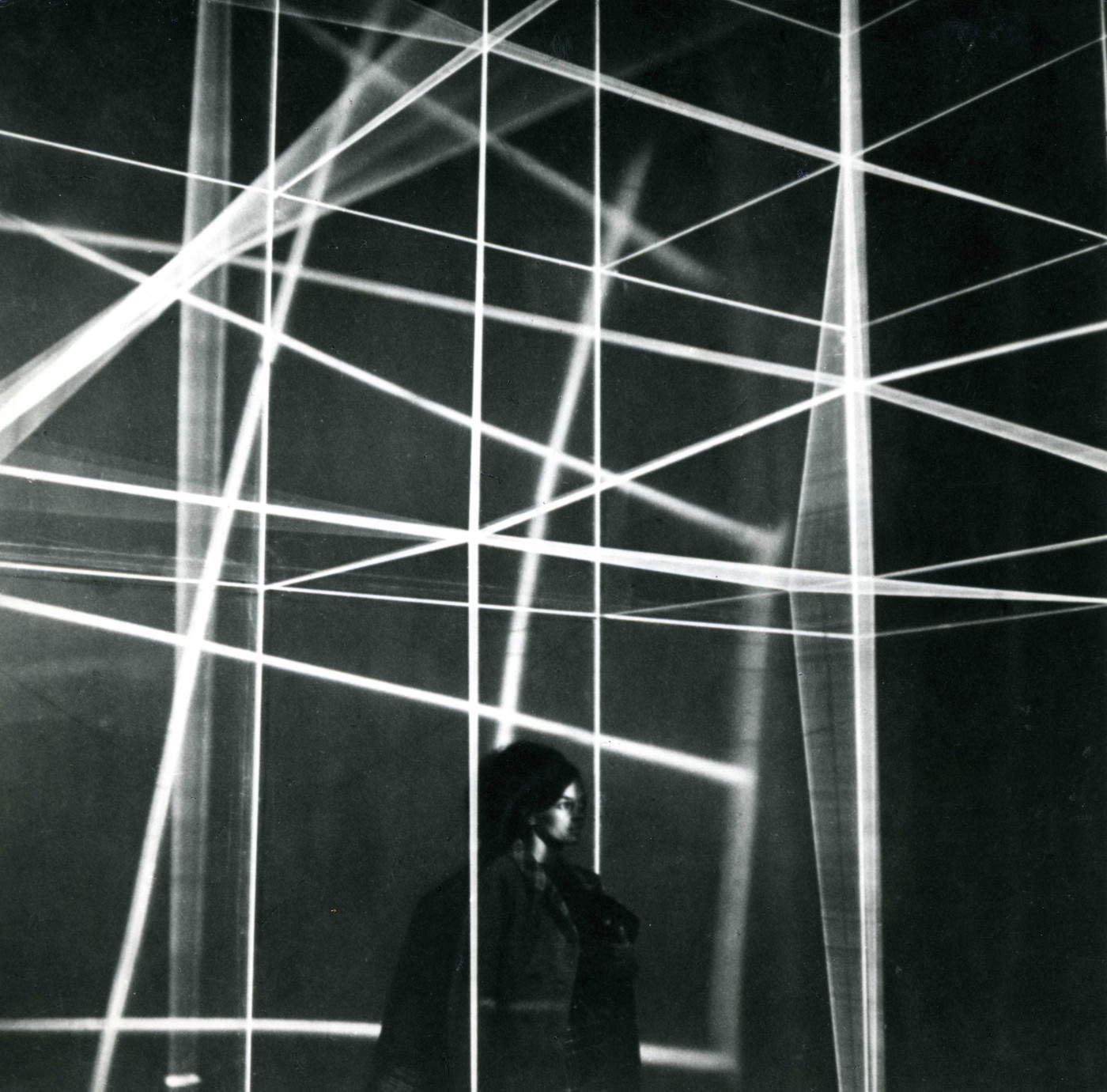 „Elastischer Raum“ (1967; fluoreszierende Gummibänder, Elektromotoren, Wood-Lampe, 400 × 400 × 400 cm; Neue Galerie am Landesmuseum Johanneum, Graz, 1967; Mailand, Archiv Gianni Colombo)