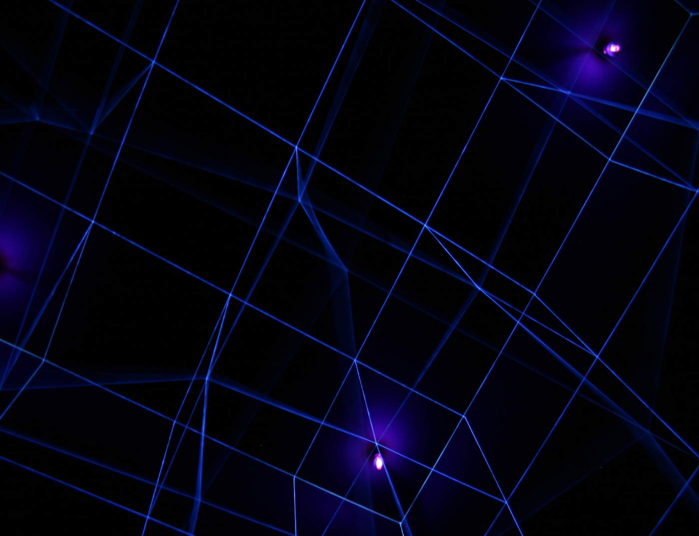 „Spazio elastico“ (1967; fluoreszierende Gummibänder, Elektromotoren, Wood-Lampe, 400 × 400 × 400 cm; Rekonstruktion für die Nationale Galerie für moderne und zeitgenössische Kunst in Rom, 2005). Foto: Giorgio Pizzagalli, Archiv Gianni Colombo, Mailand