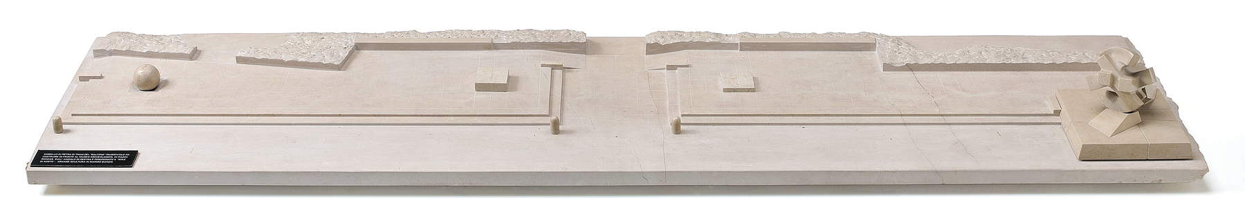 Gio' Pomodoro, Sole caduto Aosta (1998-2002; Modell für einen gepflasterten Balkon für die Piazza Roncas in Aosta, Trani Stone, 21 x 210 x 50 cm; Ch&acirc;tillon, Schloss Gamba, Inv. 458 AC) &copy; Schloss Gamba
