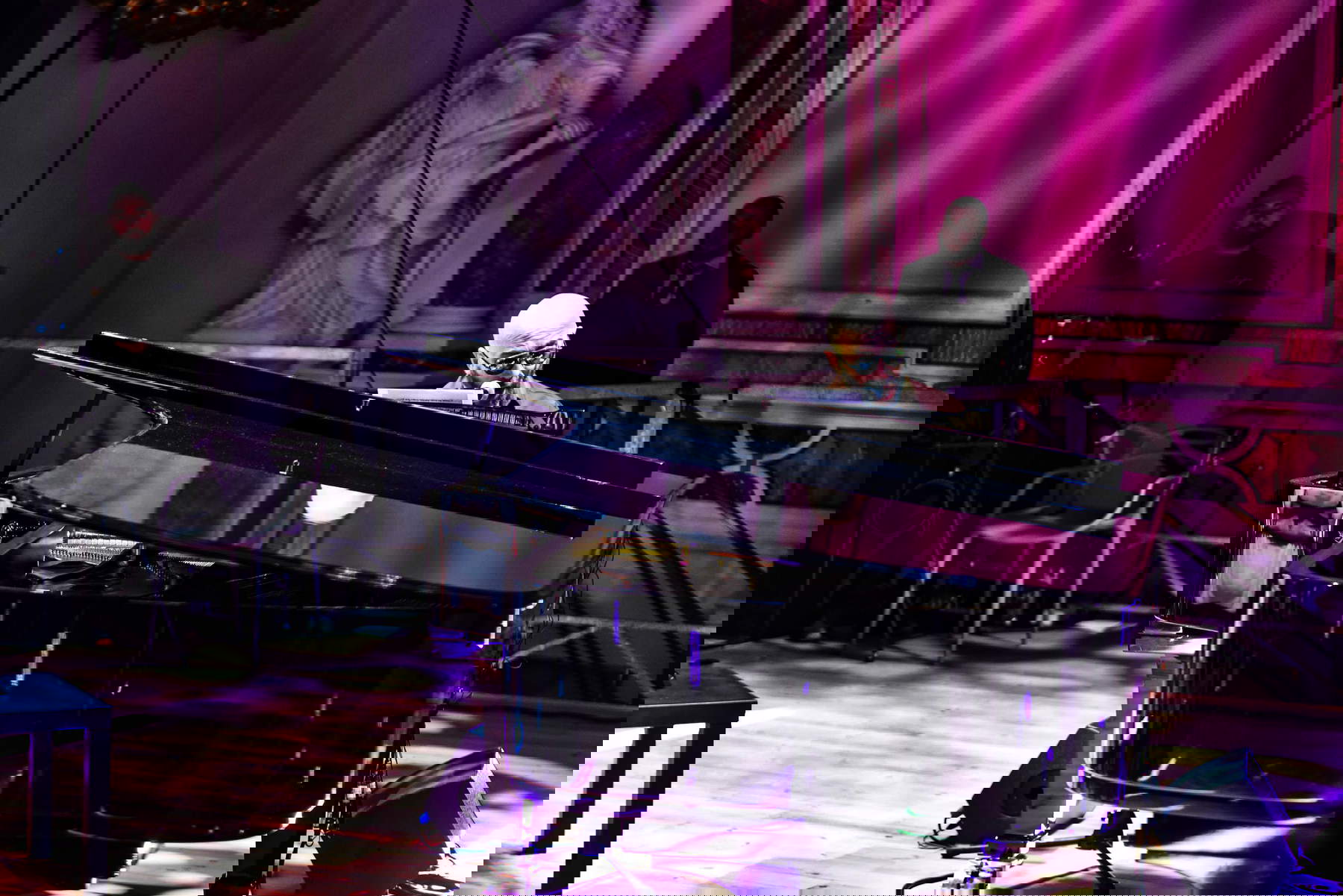 Giuliano Sangiorgi canta la canción Domani