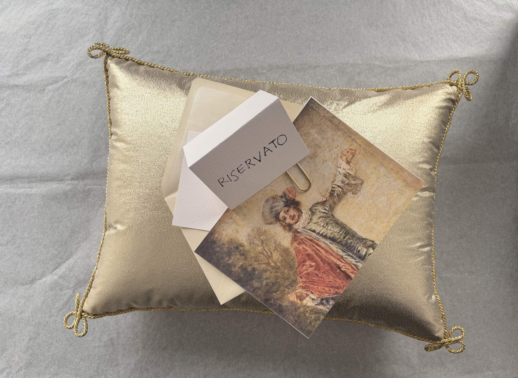 Giulio Paolini, Confidential (2026; gold cushion, letter envelope, gold clasp, plexiglass, 130x100x70 cm) Courtesy of Fondazione Giulio and Anna Paolini and Galleria Christian Stein, Milan