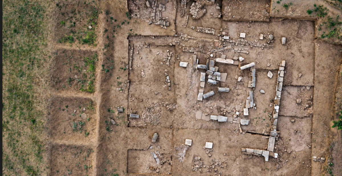 Grèce : à Agrinio, l'ancienne Arsinoé refait surface : un édifice doté d'une cour à portiques au cœur des fouilles Grèce : à Agrinio, l'ancienne Arsinoé refait surface : un édifice doté d'une cour à portiques au cœur des fouilles