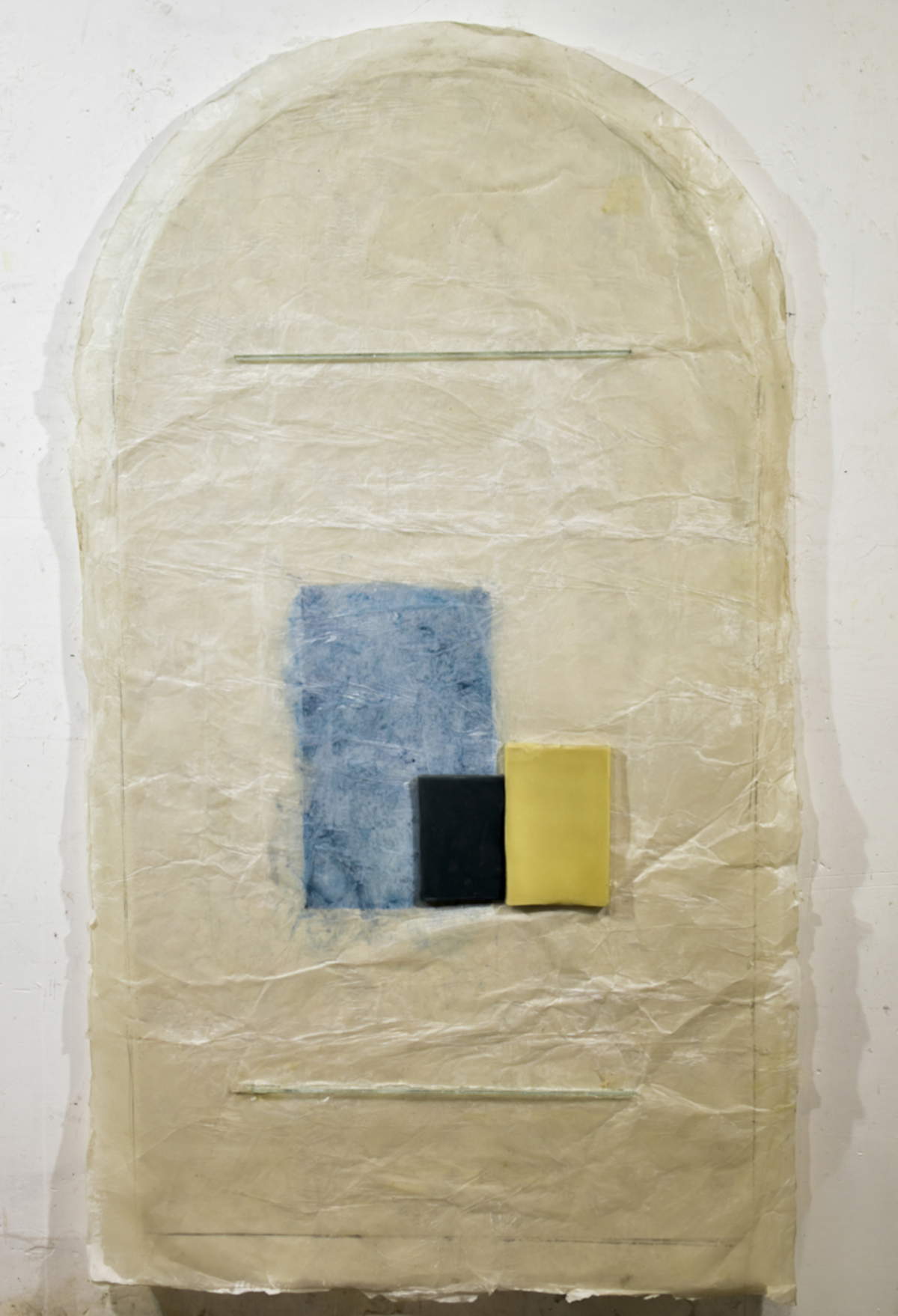 Gregorio Botta, Very Early in the Morning (2024 ; papier de riz, cire, pigment et verre, 150 x 100 cm)