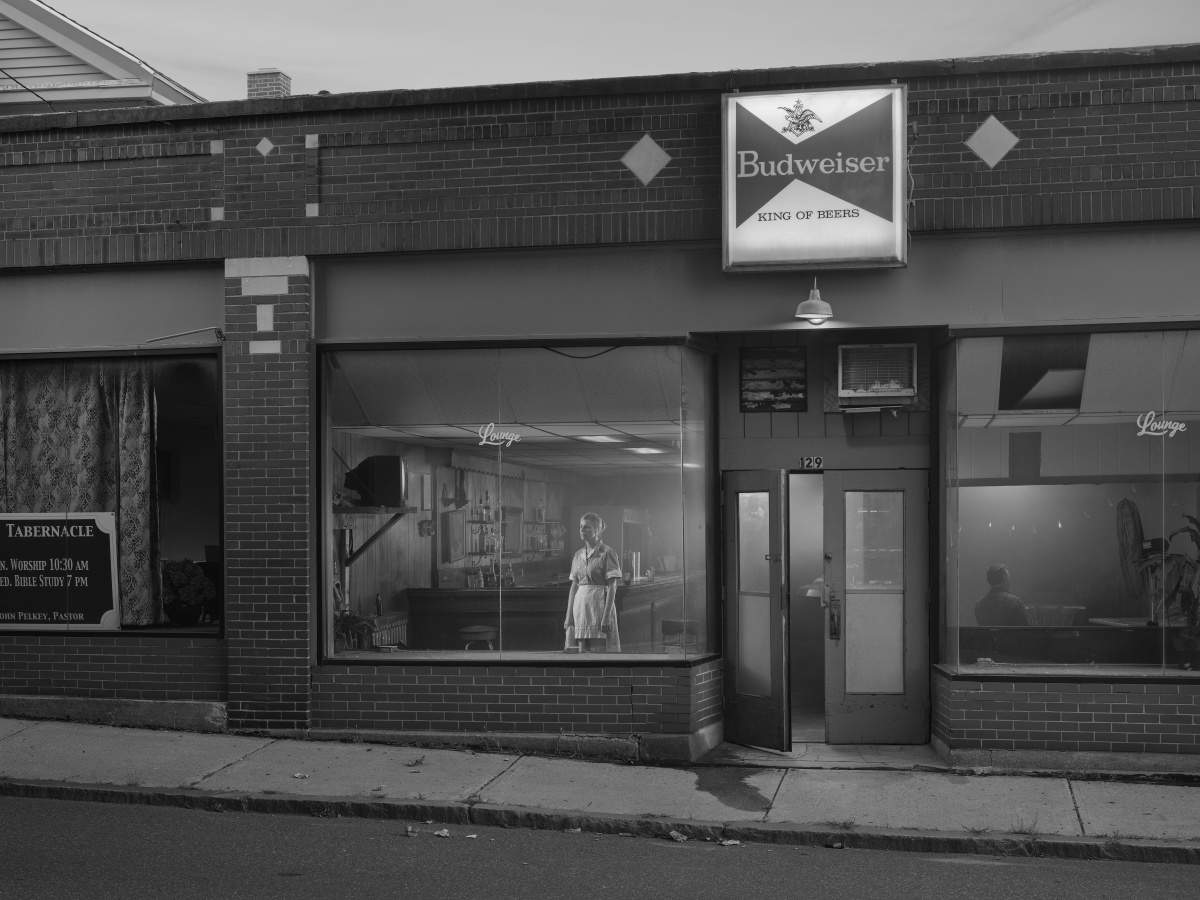 Gregory Crewdson, *The Lounge, Eveningside* (2021-2021) &copy;Gregory Crewdson
