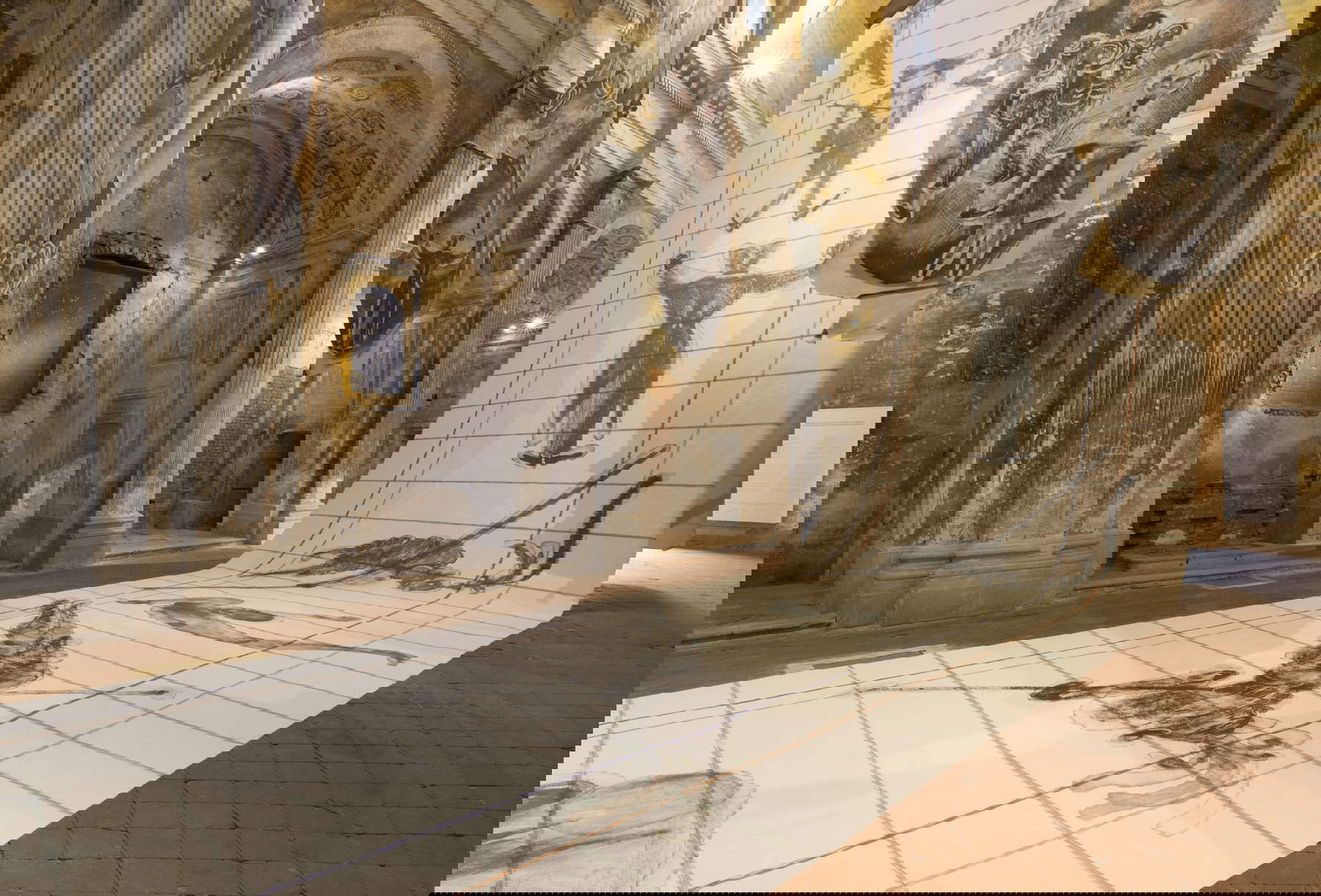 Gugliemo Castelli y Fabio Cherstich, Sospeso nel moto con addebito di vuoto (2026, Iglesia de San Carlo, Cremona). Foto: Form Group - Andrea Rossetti. Con permiso de los artistas, San Carlo Cremona, Mendes Wood DM (S&atilde;o Paulo | Bruselas | Nueva York | París) y Sylvia Kouvali (Londres | El Pireo).