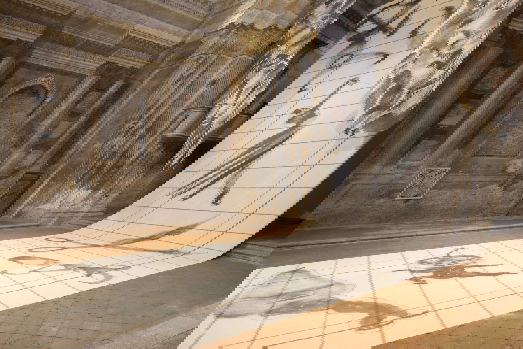 Gugliemo Castelli y Fabio Cherstich, Sospeso nel moto con addebito di vuoto (2026, Iglesia de San Carlo, Cremona). Foto: Form Group - Andrea Rossetti. Con permiso de los artistas, San Carlo Cremona, Mendes Wood DM (S&atilde;o Paulo | Bruselas | Nueva York | París) y Sylvia Kouvali (Londres | El Pireo).