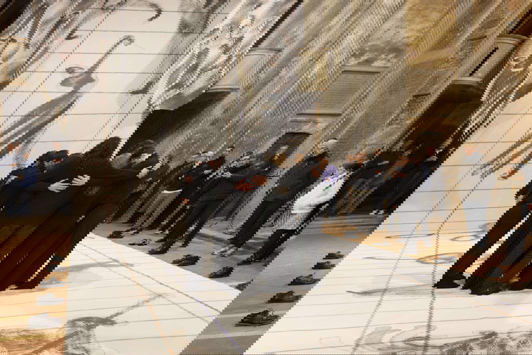 Gugliemo Castelli y Fabio Cherstich, Sospeso nel moto con addebito di vuoto (2026, Iglesia de San Carlo, Cremona). Foto: Form Group - Andrea Rossetti. Con permiso de los artistas, San Carlo Cremona, Mendes Wood DM (S&atilde;o Paulo | Bruselas | Nueva York | París) y Sylvia Kouvali (Londres | El Pireo).