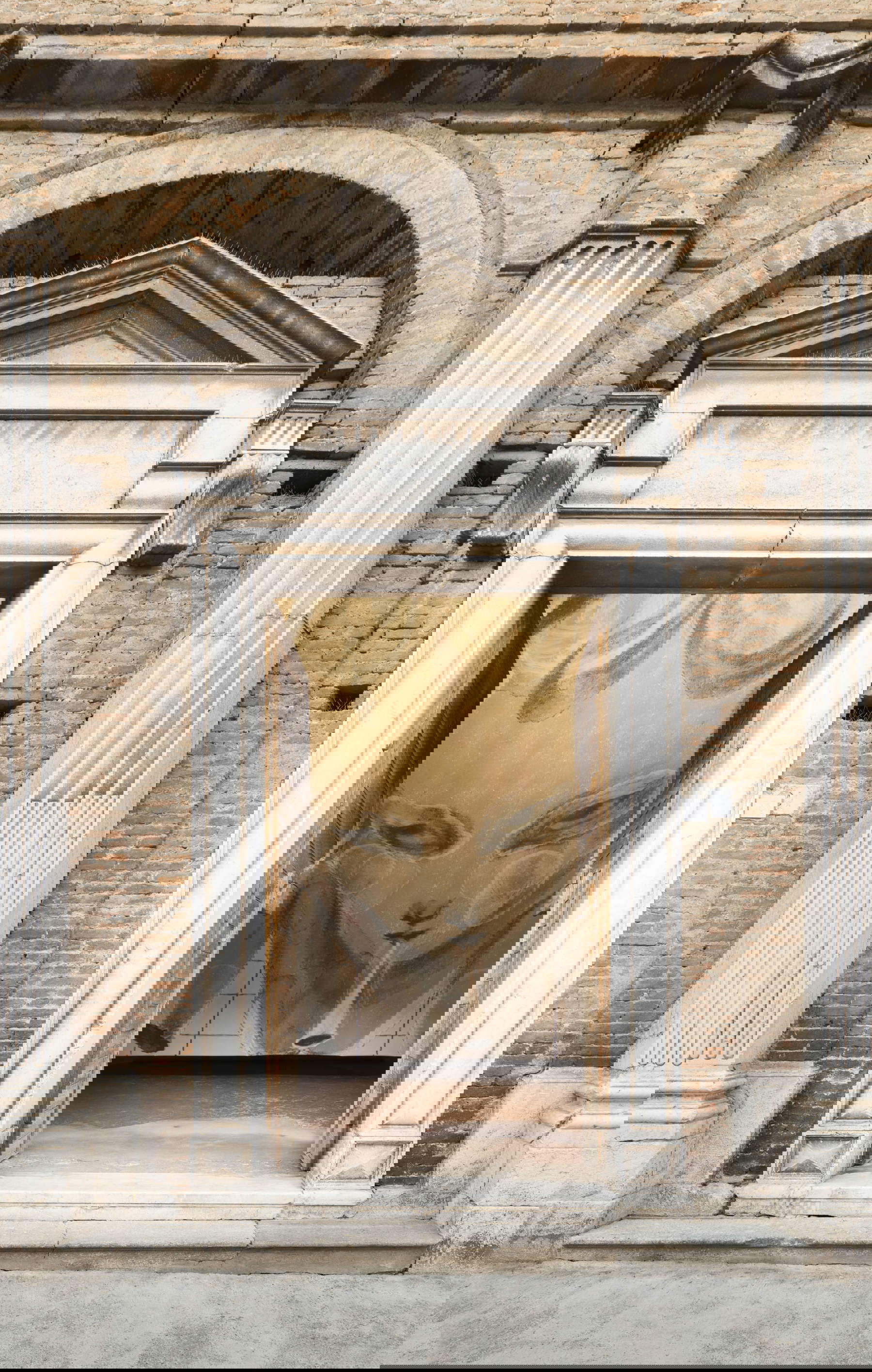 Gugliemo Castelli y Fabio Cherstich, Sospeso nel moto con addebito di vuoto (2026, Iglesia de San Carlo, Cremona). Foto: Form Group - Andrea Rossetti. Con permiso de los artistas, San Carlo Cremona, Mendes Wood DM (S&atilde;o Paulo | Bruselas | Nueva York | París) y Sylvia Kouvali (Londres | El Pireo).