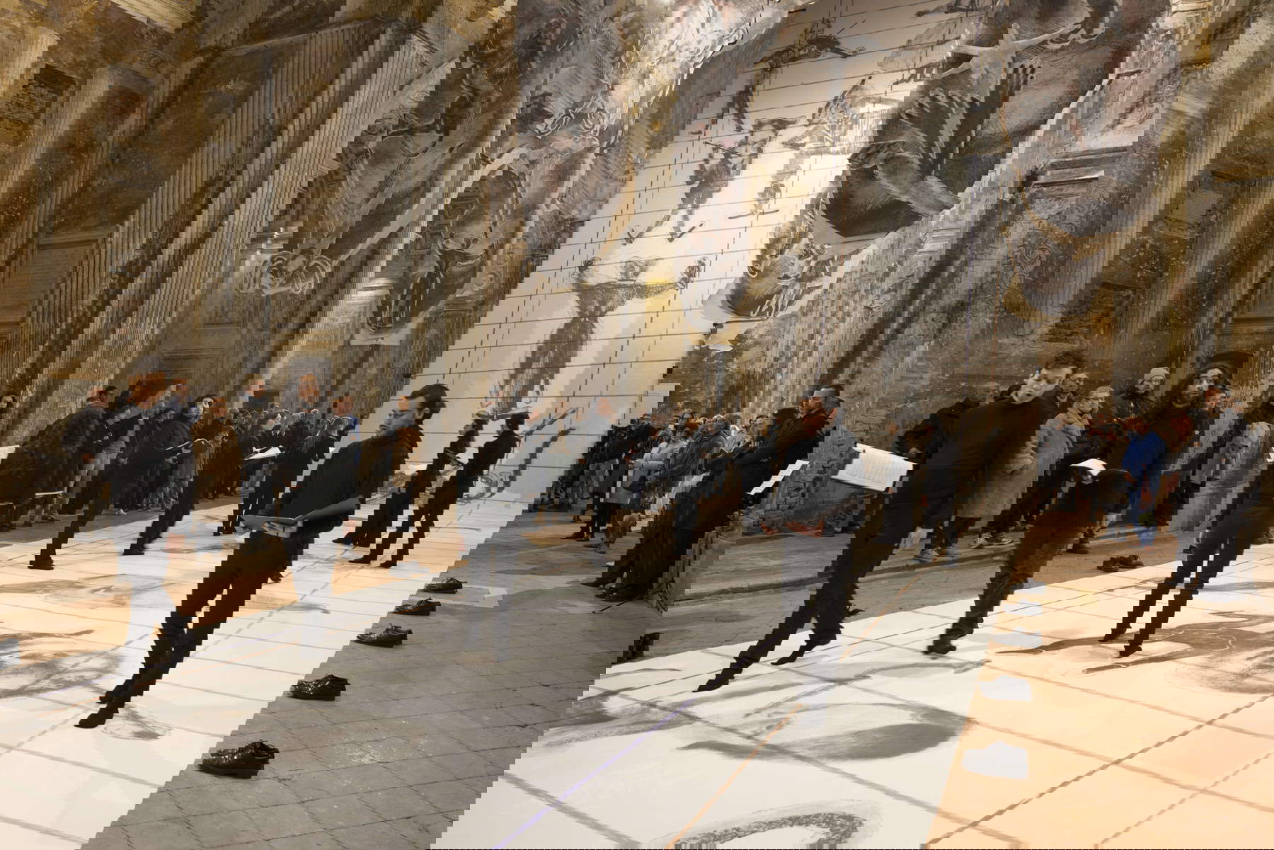 Gugliemo Castelli y Fabio Cherstich, Sospeso nel moto con addebito di vuoto (2026, Iglesia de San Carlo, Cremona). Foto: Form Group - Andrea Rossetti. Con permiso de los artistas, San Carlo Cremona, Mendes Wood DM (S&atilde;o Paulo | Bruselas | Nueva York | París) y Sylvia Kouvali (Londres | El Pireo).