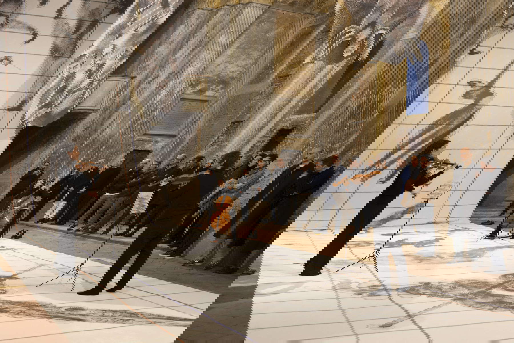 Gugliemo Castelli y Fabio Cherstich, Sospeso nel moto con addebito di vuoto (2026, Iglesia de San Carlo, Cremona). Foto: Form Group - Andrea Rossetti. Con permiso de los artistas, San Carlo Cremona, Mendes Wood DM (S&atilde;o Paulo | Bruselas | Nueva York | París) y Sylvia Kouvali (Londres | El Pireo).