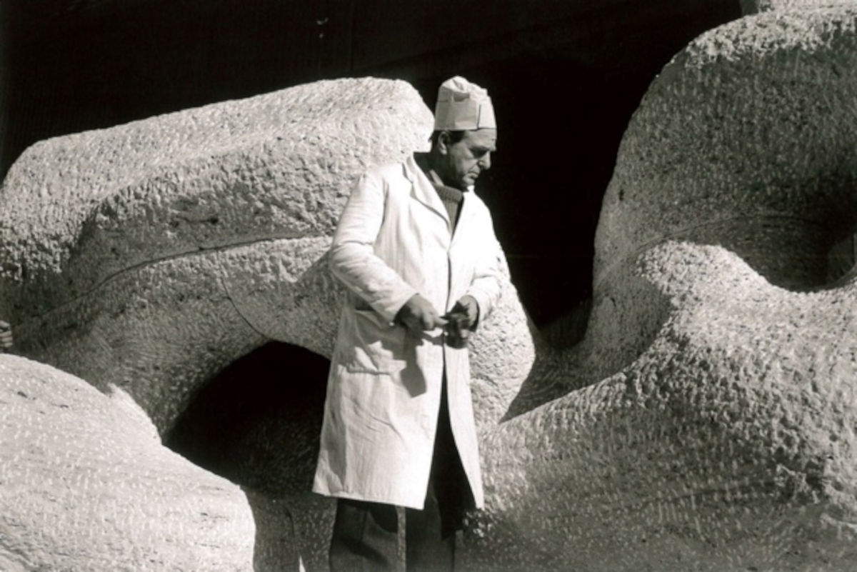 Henry Moore in Henraux next to the sculpture *Reclining Figure* at the UNESCO headquarters in Paris. Photo: Ilario Bessi
