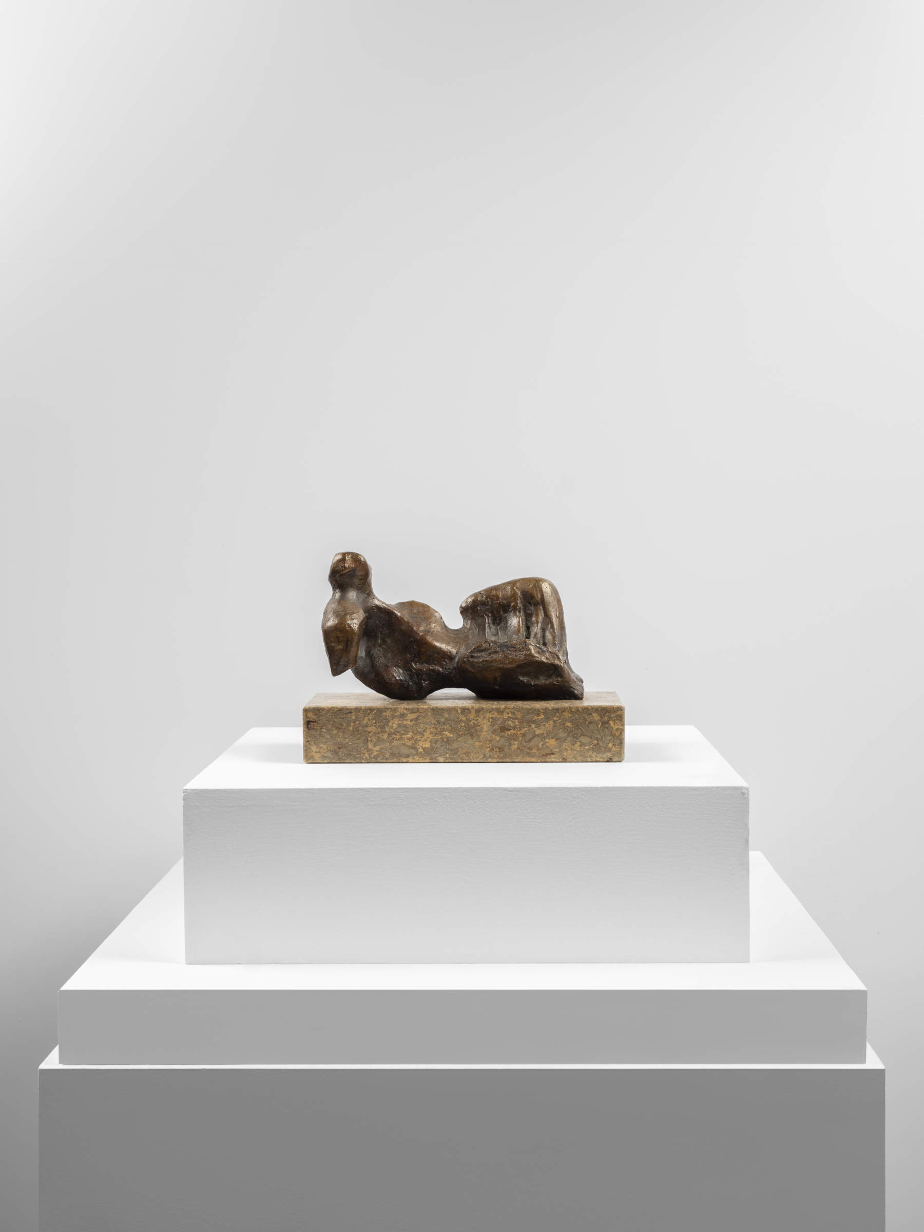 Henry Moore, *Draped Reclining Figure* (réalisée en 1953, coulée de 1959 ; bronze sur socle en pierre) &copy; Nicola Gnesi. Avec l'aimable autorisation de la Fondation Henry Moore.