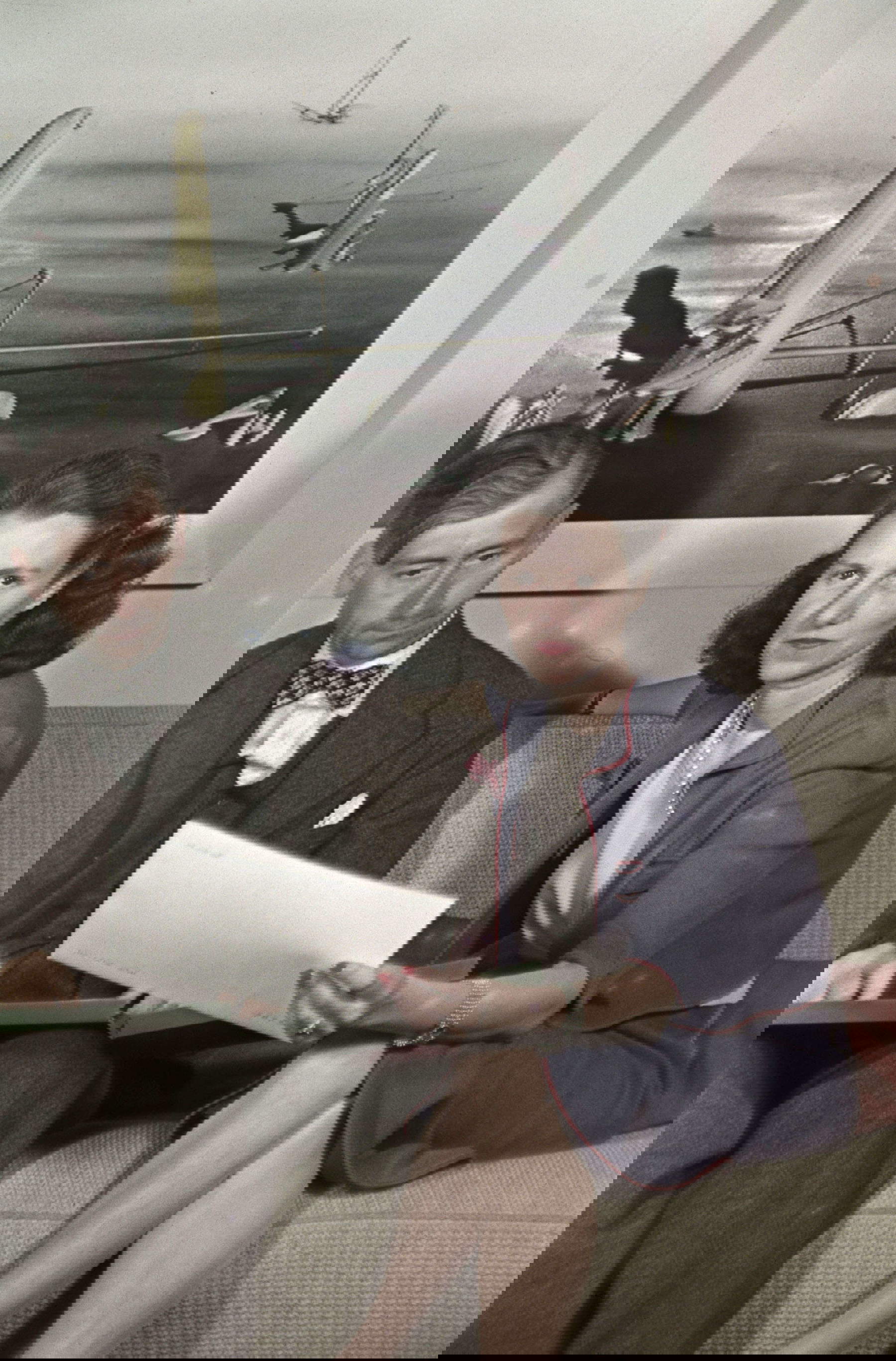 Gis&egrave;le Freund, Herbert Read und Peggy Guggenheim (1939, gedruckt 1977; Farbstoff-Transferdruck, 46 x 35 cm; Venedig, Archiv Peggy Guggenheim Collection)