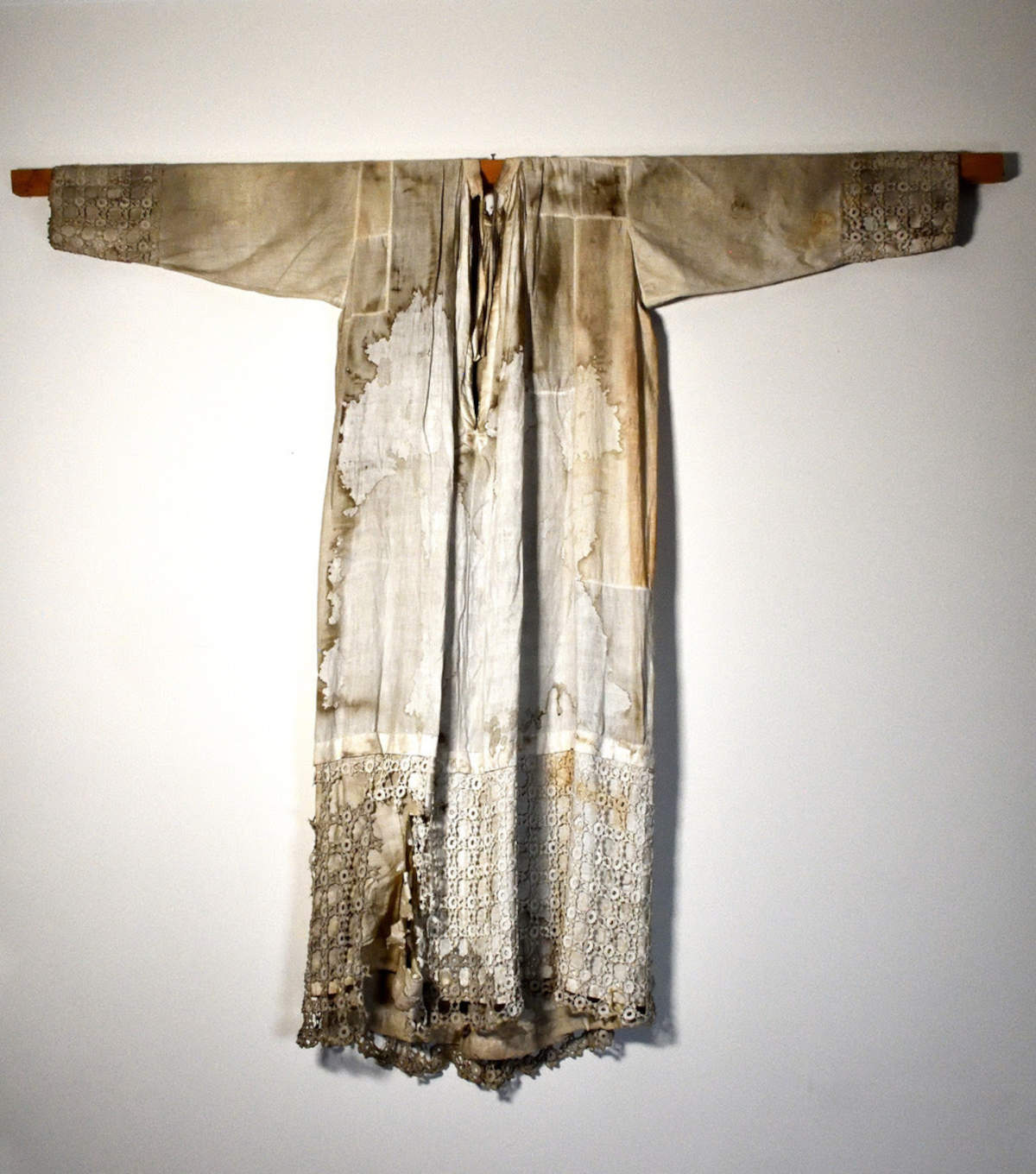 Hermann Nitsch, « Chorhemd » issu de la 41e action, Prinzendorf (1973 ; Cuneo, collection privée)