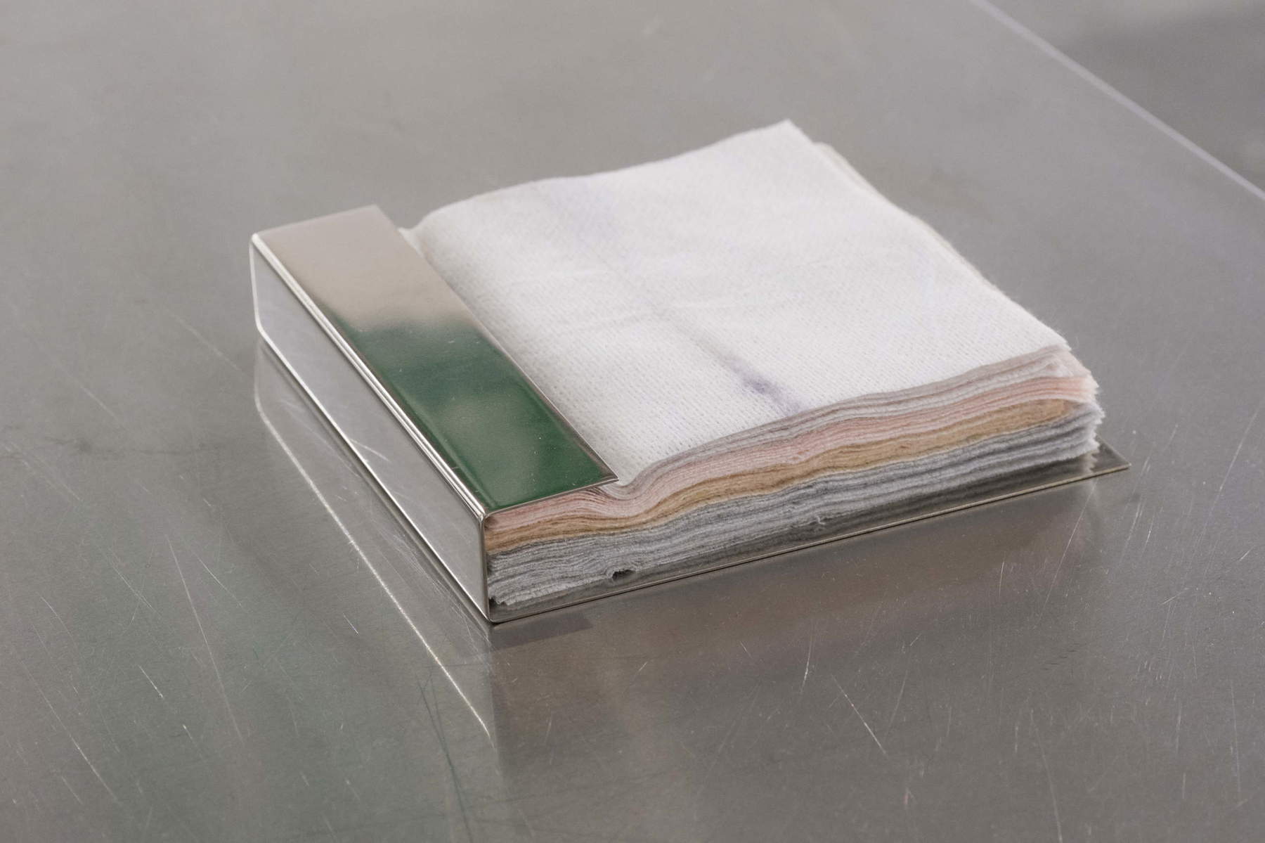Hu Yun, « Un jour » (2026 ; pince en laiton, peinture, papier, 16 x 17 x 3 cm, 5 tables en aluminium). Acquis par A+ Works of Art, Kuala Lumpur