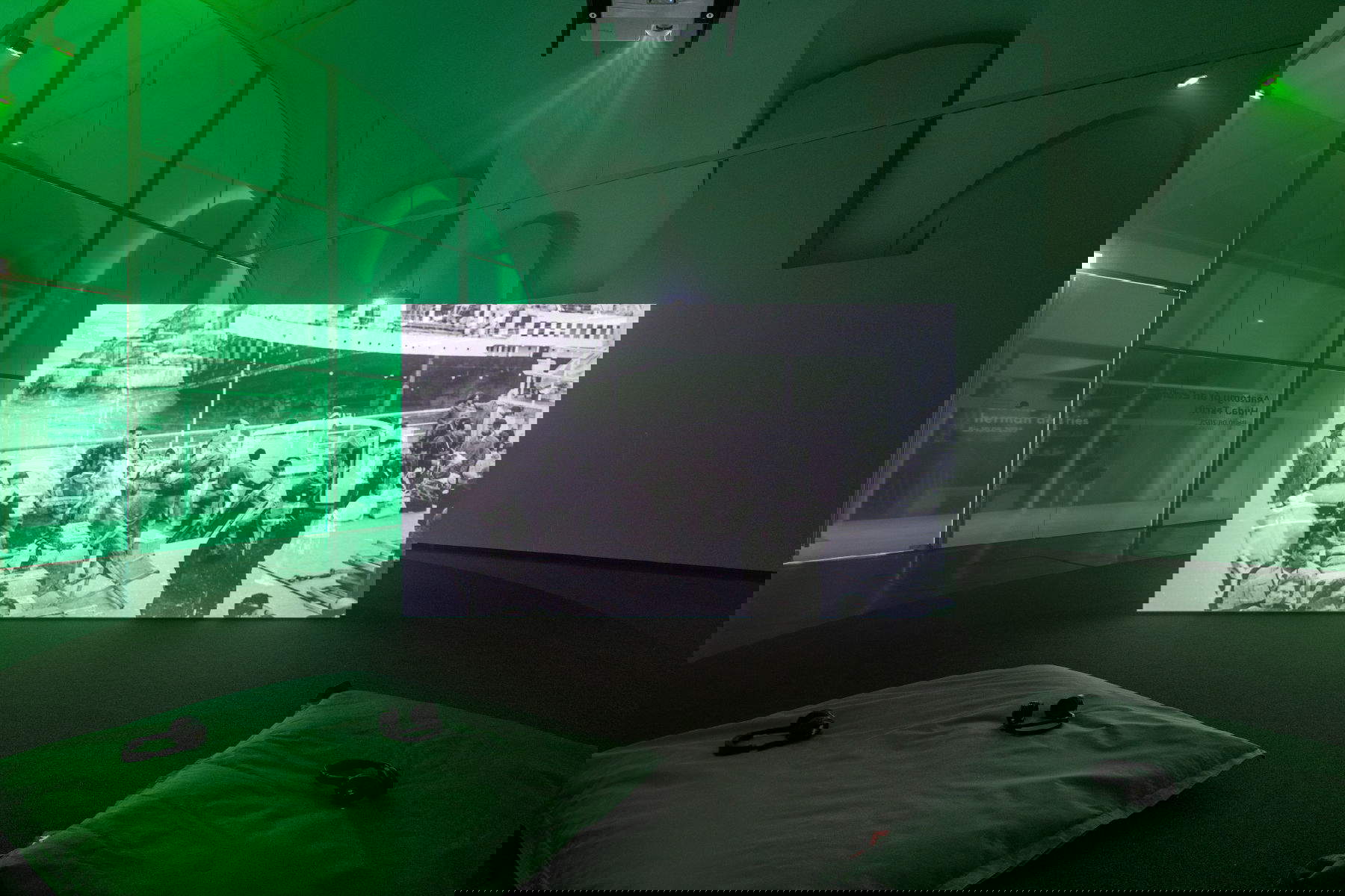 Huda Takriti, Clarity is the Closest Wound to the Sun (La chiarezza &egrave; la ferita pi&ugrave; vicina al sole) (2023; video, 4K, colore, biancoenero,14'35