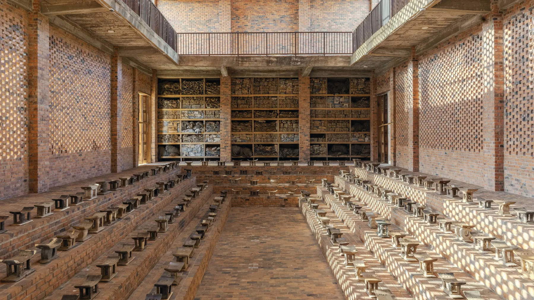 Ibrahim Mahama, Parliament of Ghosts (2025; sgabelli Ashanti in legno; Tamale, Red Clay) Foto: Ernest Sackitey &copy; Ibrahim Mahama