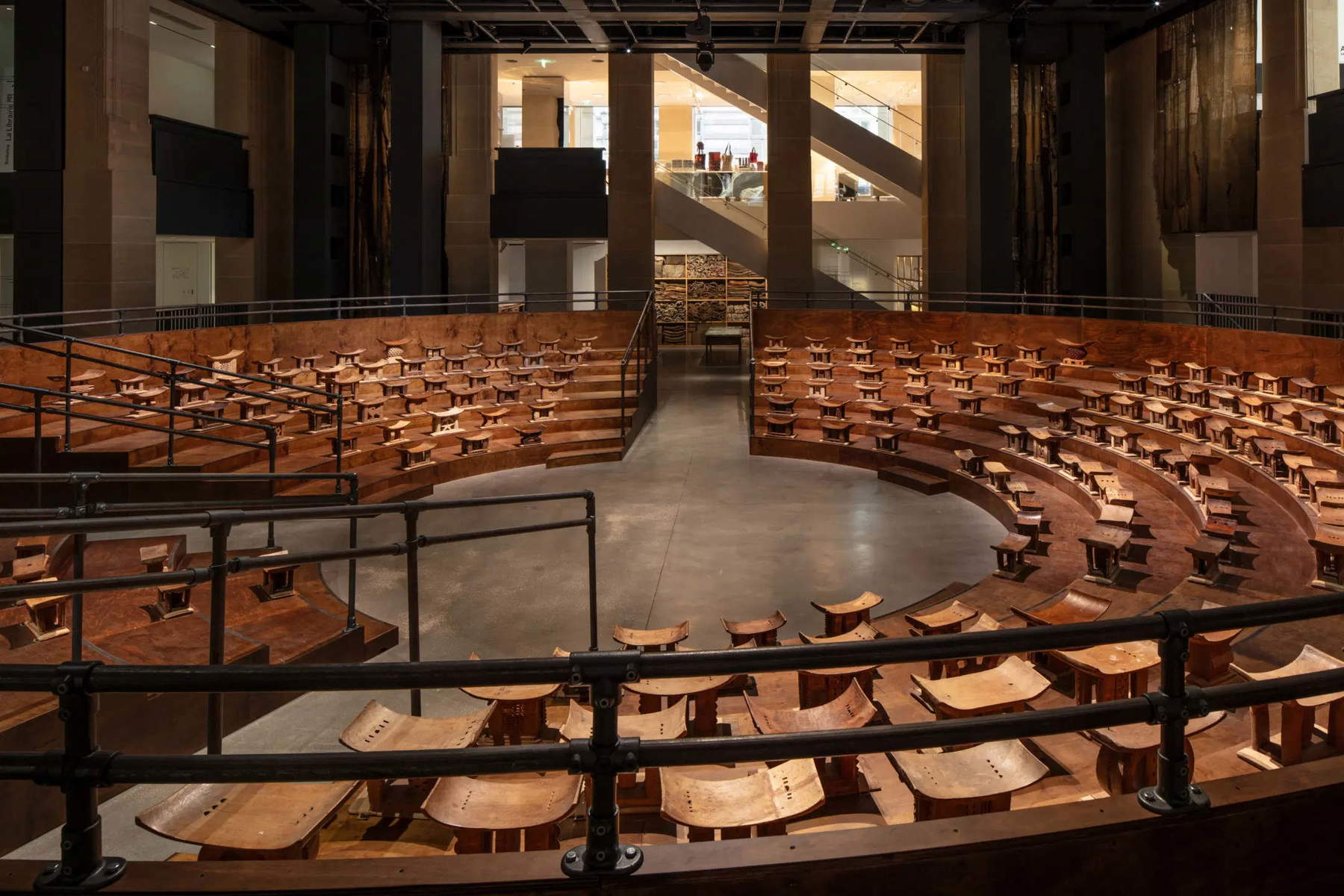 Ibrahim Mahama, Parliament of Ghosts (2026; sgabelli Ashanti in legno). Foto: Beno&icirc;t Fougeirol &copy; Ibrahim Mahama