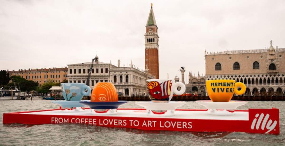 In Venedig die neue illy Art Collection für die Biennale mit Installationen und Riesenbechern