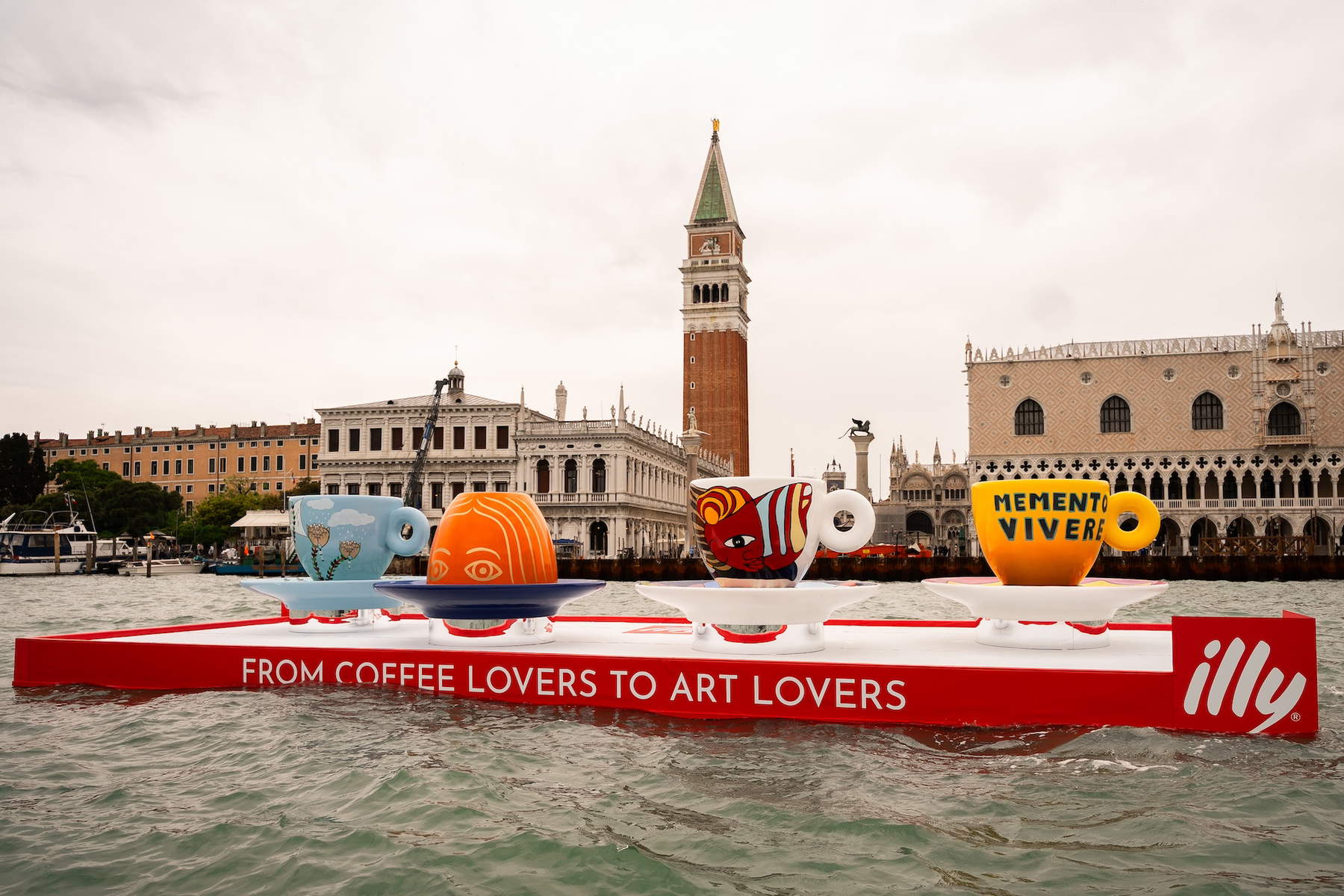 Die riesigen Tassen in der Nähe der Piazza San Marco. Foto: illycaff&egrave;