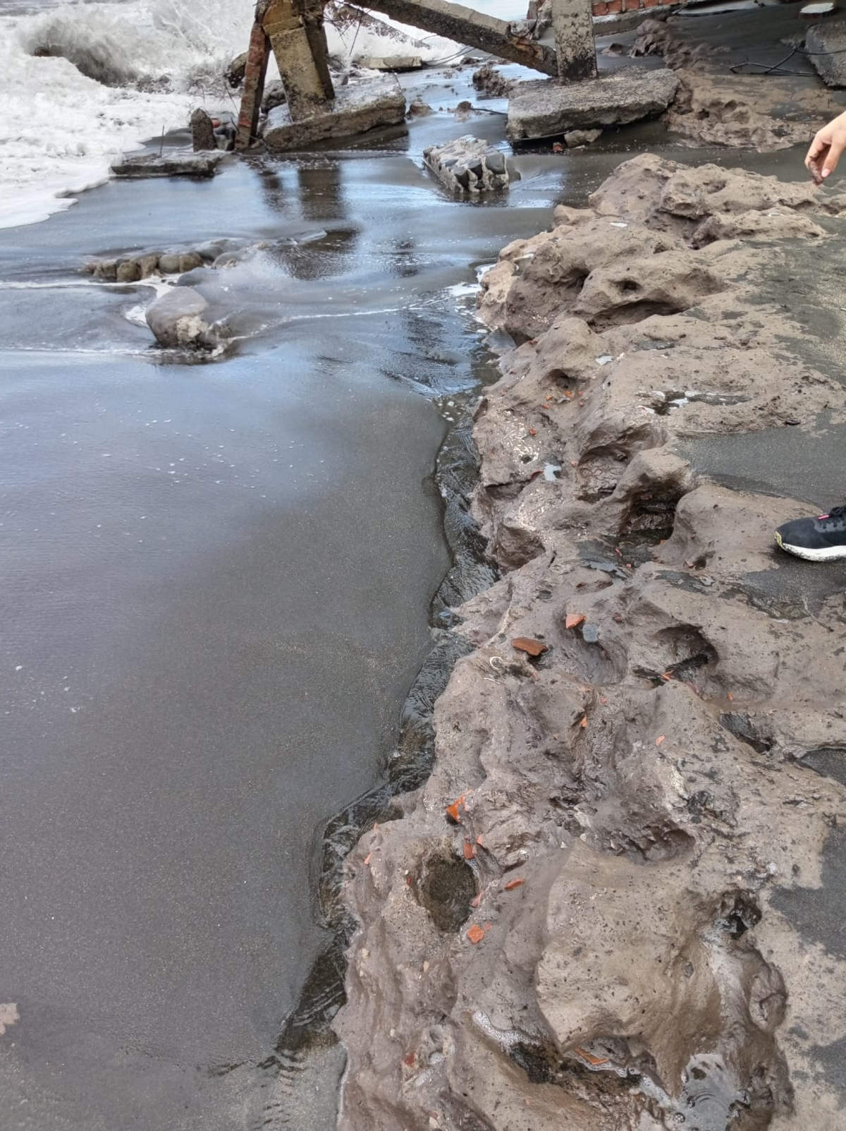 The site is located at Playa Tecuanillo, and these are the artifacts found on the beach. Photo: Fernando Gonz&aacute;lez &ndash; INAH