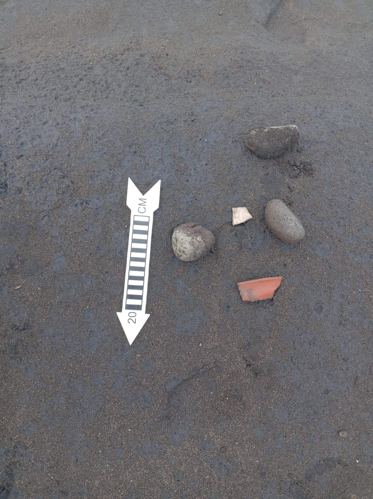 The site is located at Playa Tecuanillo, and these are the artifacts found on the beach. Photo: Fernando Gonz&aacute;lez &ndash; INAH