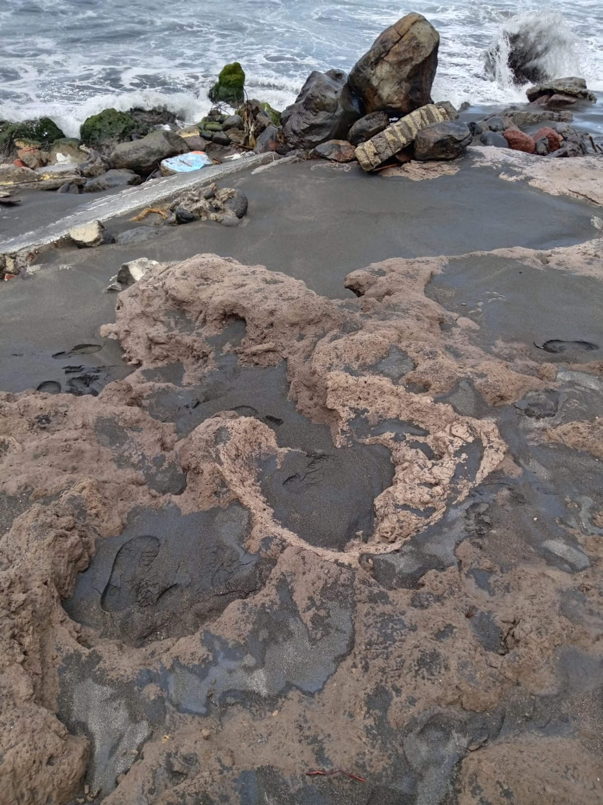 The site is located at Playa Tecuanillo, and these are the artifacts found on the beach. Photo: Fernando Gonz&aacute;lez &ndash; INAH