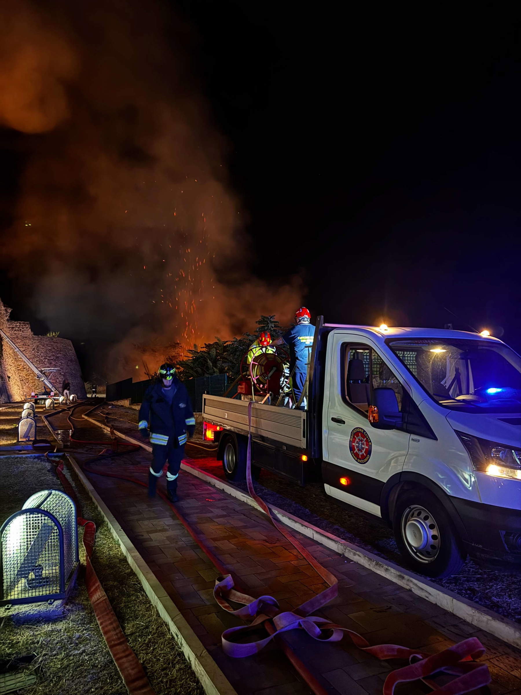 Los bomberos trabajan para extinguir las llamas. Foto: Ayuntamiento de Ortona