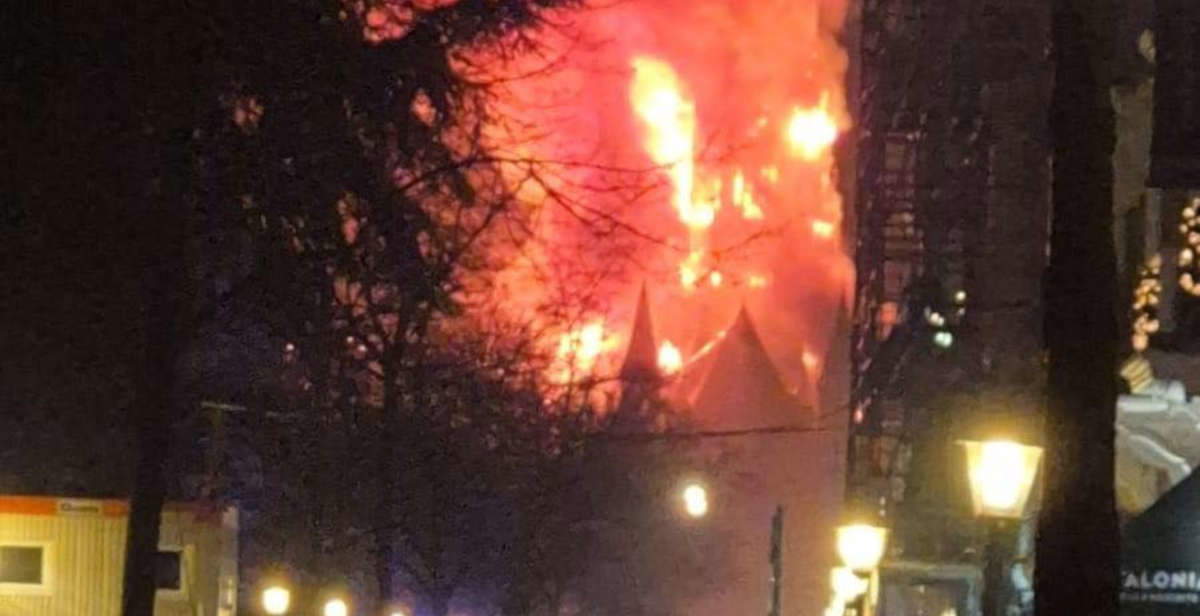 Amsterdam, die Vondelkerk, eine bedeutende neugotische Kirche, brennt: möglicherweise ein Feuerwerkskörper