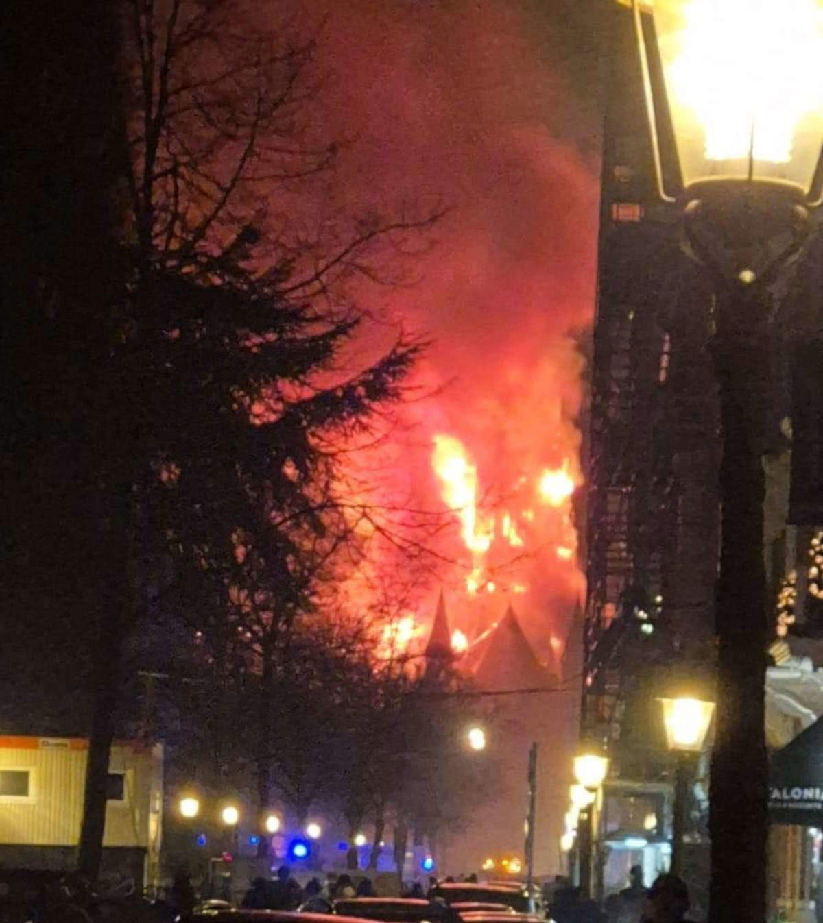 Das Feuer in der Vondelkerk. Foto: Stadsherstel Amsterdam