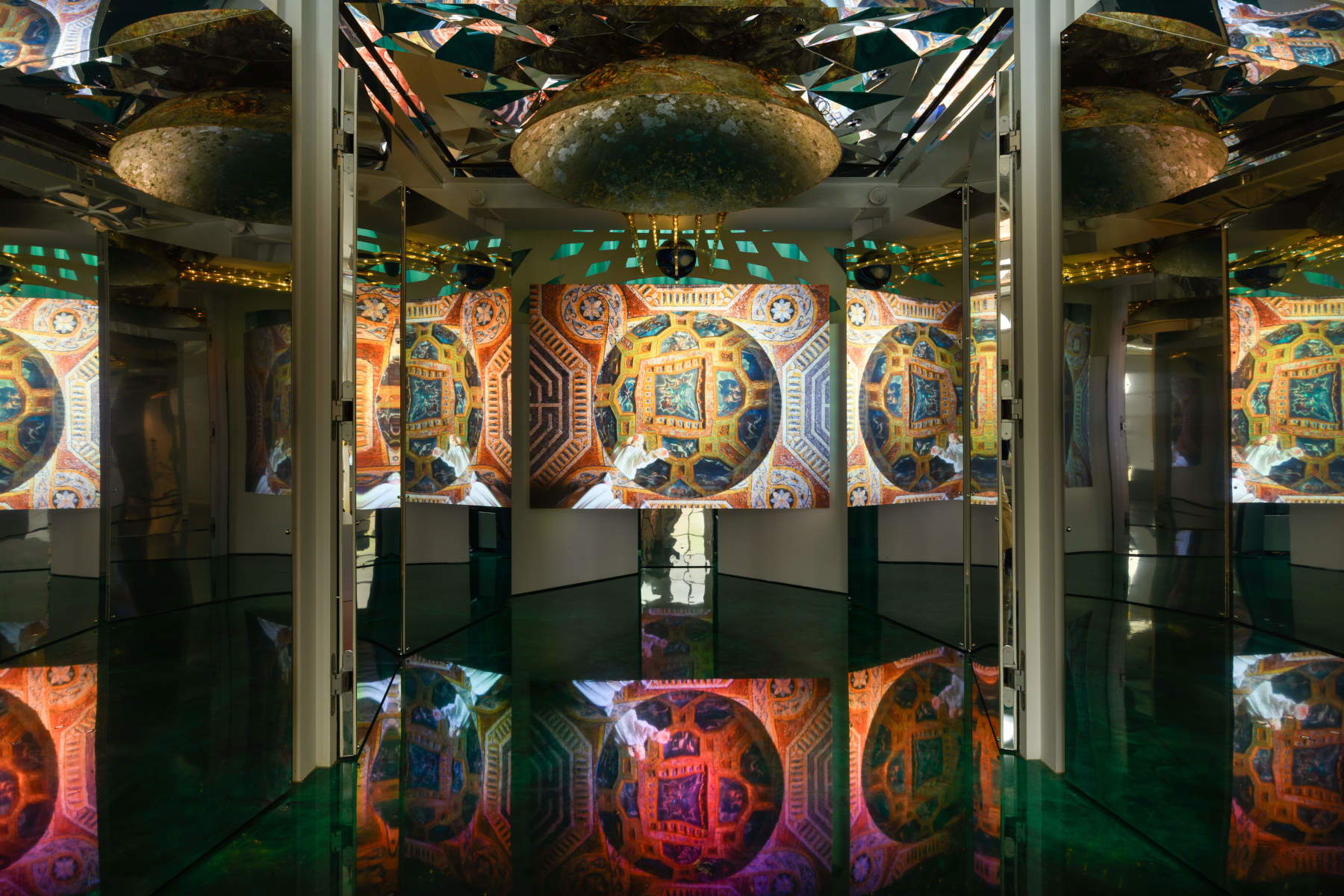 Isaac Julien, vista de la instalación «All That Changes You. Metamorphosis» (2025; Londres, The Cosmic House). Foto: Thierry Bal. Por cortesía del artista y de Victoria Miro. &copy; Isaac Julien