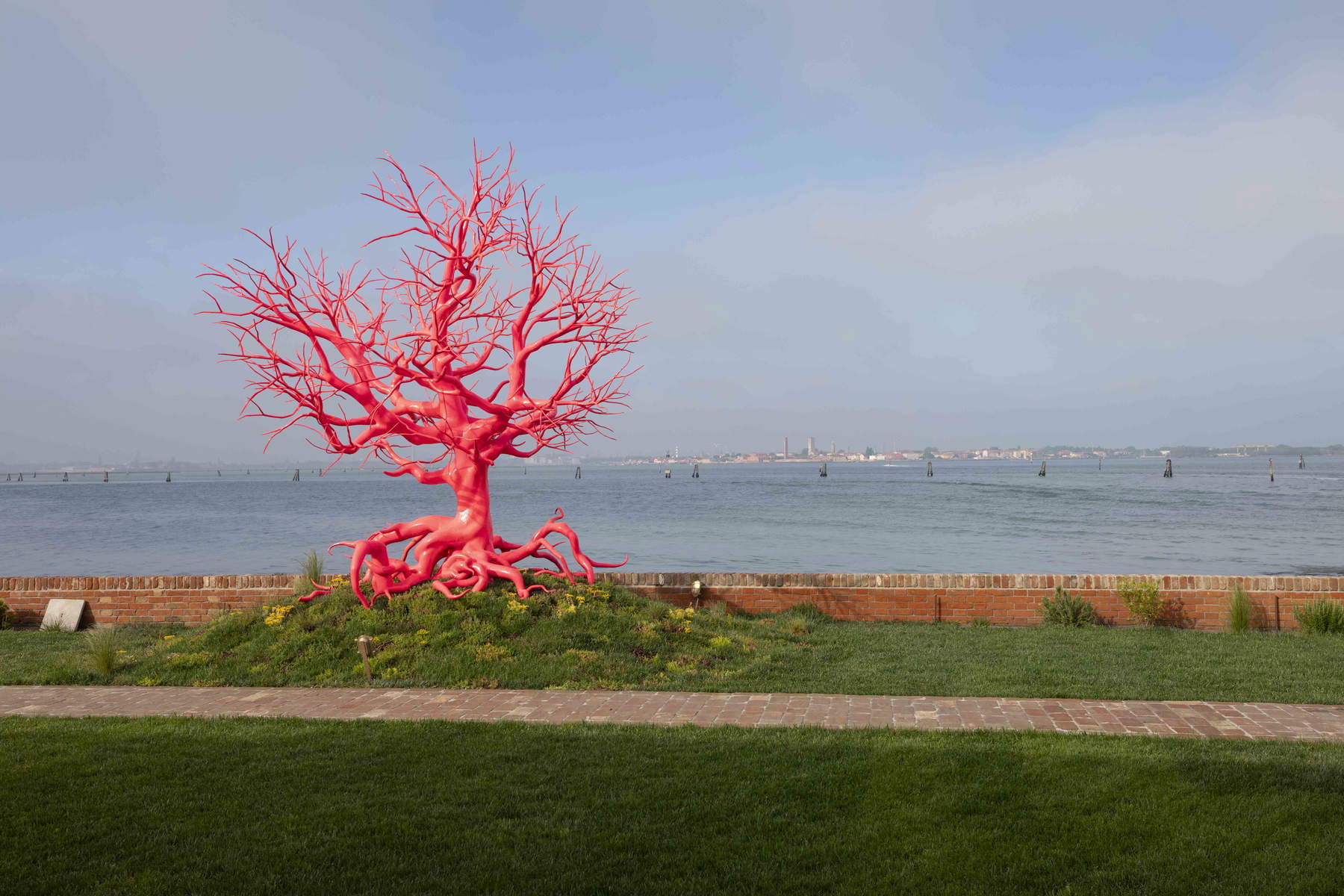 Pamela Rosenkranz, Old Tree (Pink Seas). Foto: Jacopo Trabuio