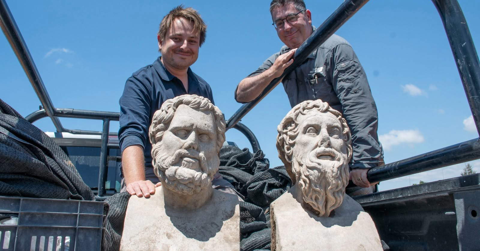 Les archéologues Eliran Oren et Michael Solotskin avec les statues. Photo : Yuli Schwartz, Autorité israélienne des antiquités