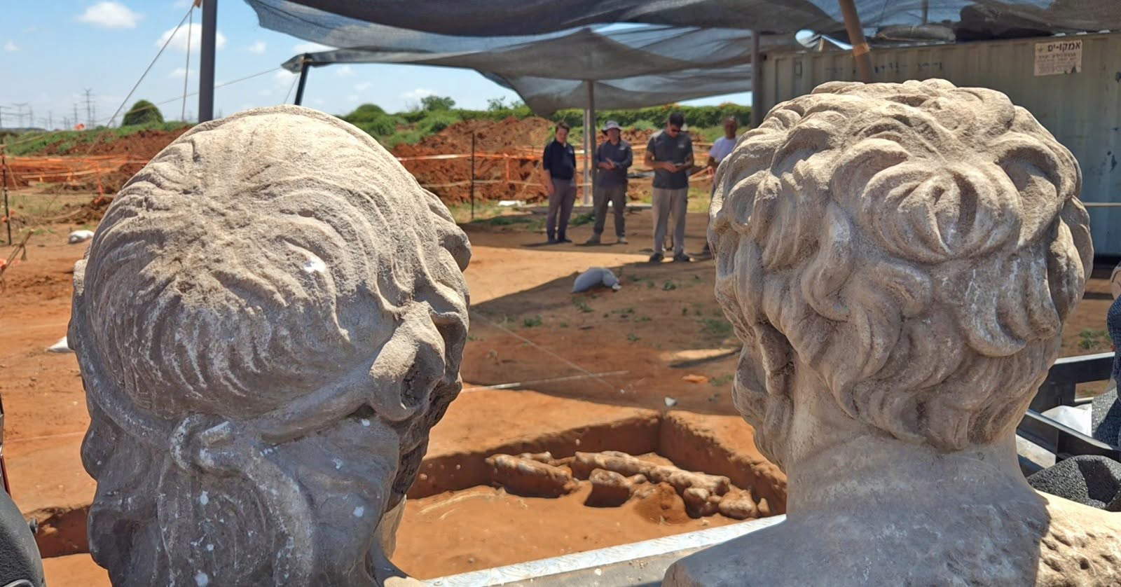 Les statues vues de dos. Photo : Yuli Schwartz, Autorité israélienne des antiquités.
