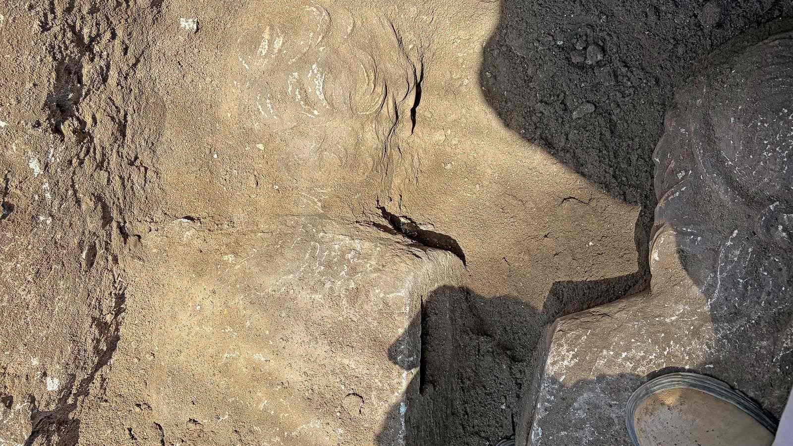 À droite : le site de fouilles où les statues ont été découvertes. À gauche : l'une des statues telle qu'elle a été retrouvée sur place. Photos : Shatil Immanuelov, Eliran Oren (Autorité israélienne des antiquités)