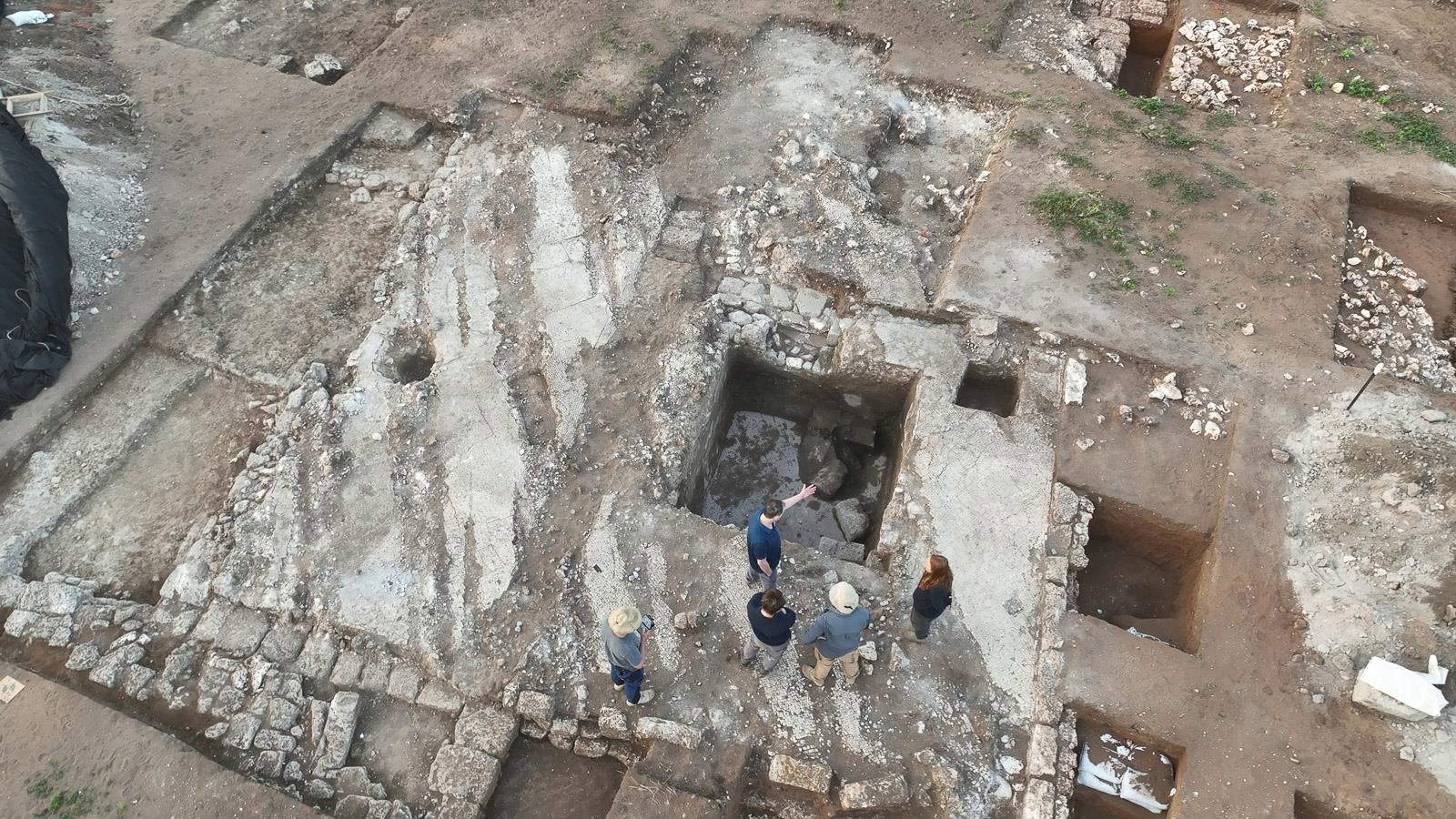 À droite : le site de fouilles où les statues ont été découvertes. À gauche : l'une des statues telle qu'elle a été retrouvée sur place. Photos : Shatil Immanuelov, Eliran Oren (Autorité israélienne des antiquités)