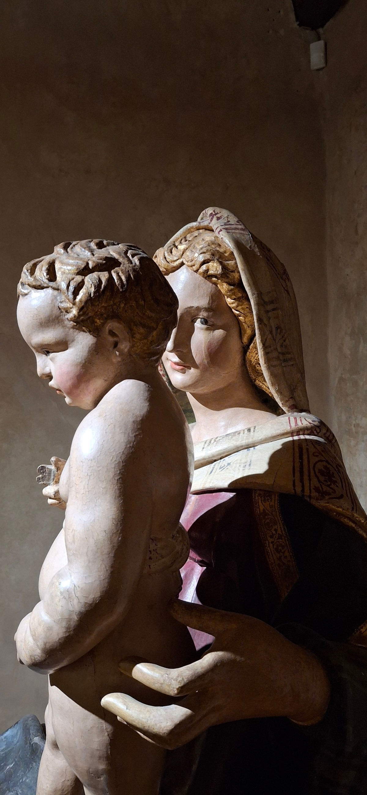 Anghiari, Palazzo Taglieschi. Jacopo della Quercia, Madonna col Bambino, particolare (1420)