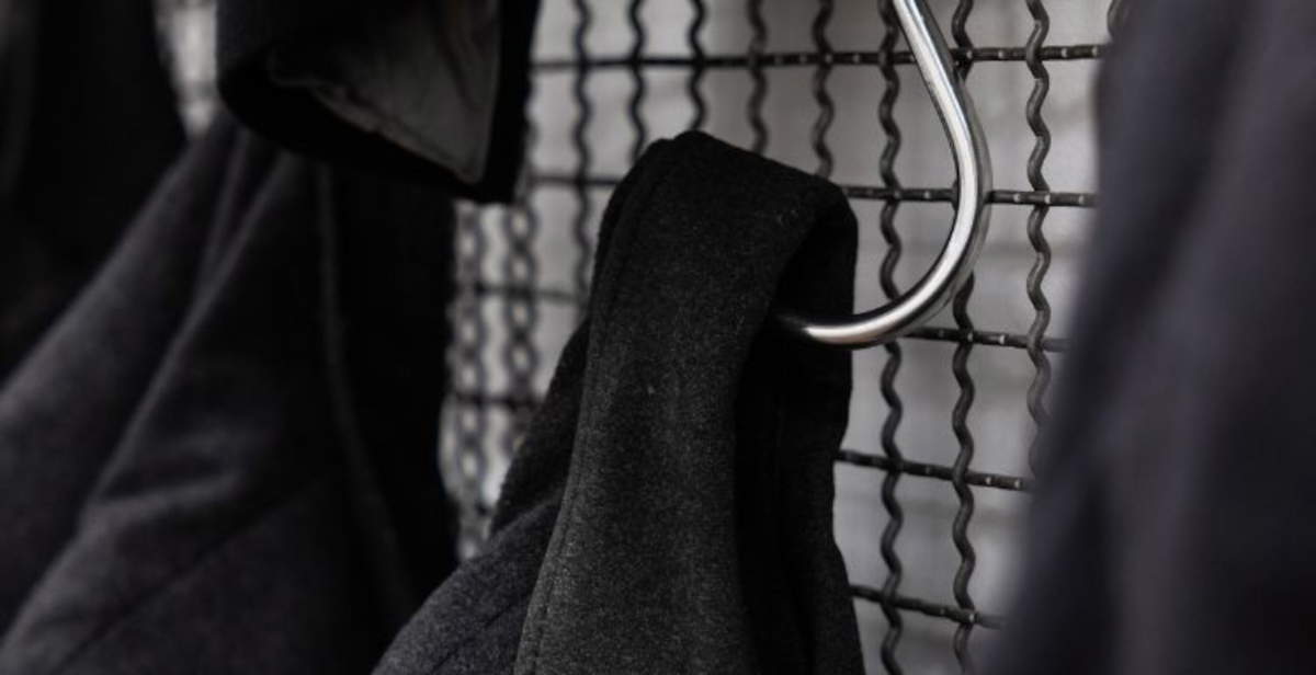 Jannis Kounellis expose au 10 Corso Como à Milan avec l'installation de soixante-dix manteaux.